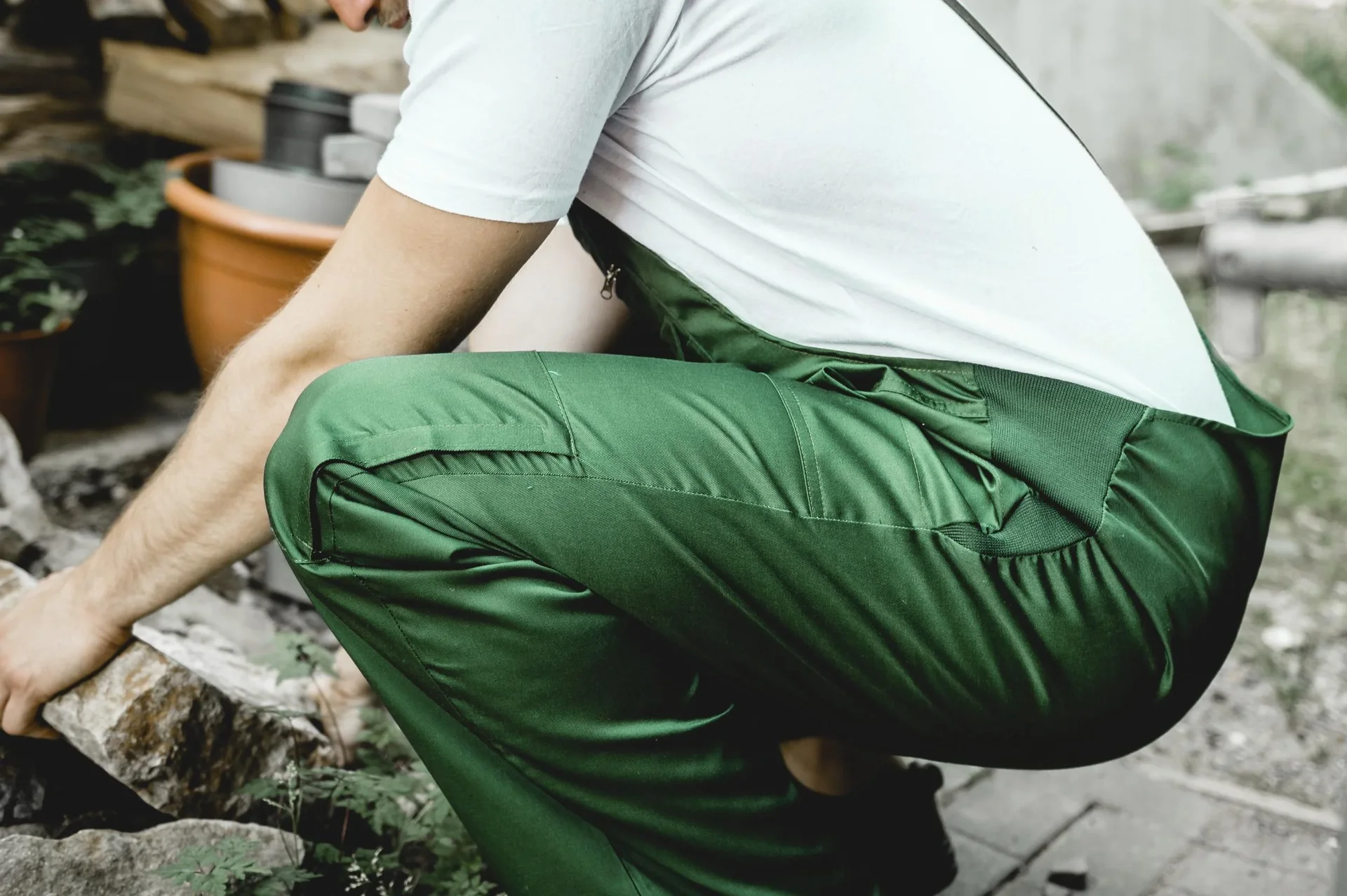 Latzhose mit seitlichen Dehnzonen, Farbe grün, Gr.46 - 2