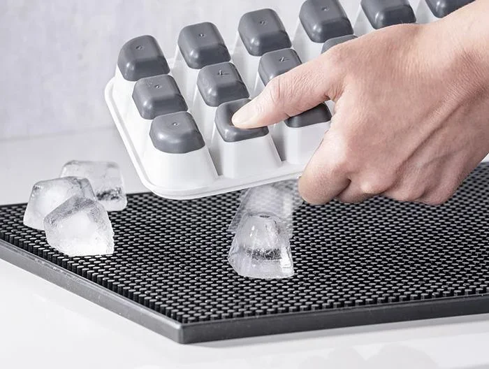 Eiswürfelform inklusive transparentem Deckel, für 21 Eiswürfel, Eiswürfelgröße: 4 x 2,5 x 3 cm - 0
