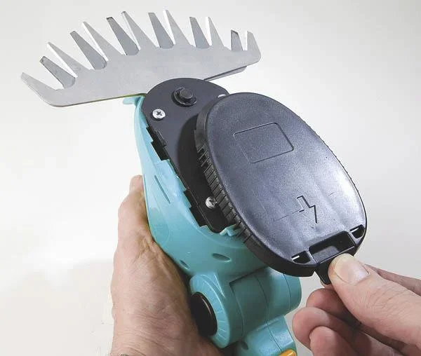 Akku Gras- & Strauchschere 10,8 Volt mit Fahrstock inklusiver Ersatzakku - 2