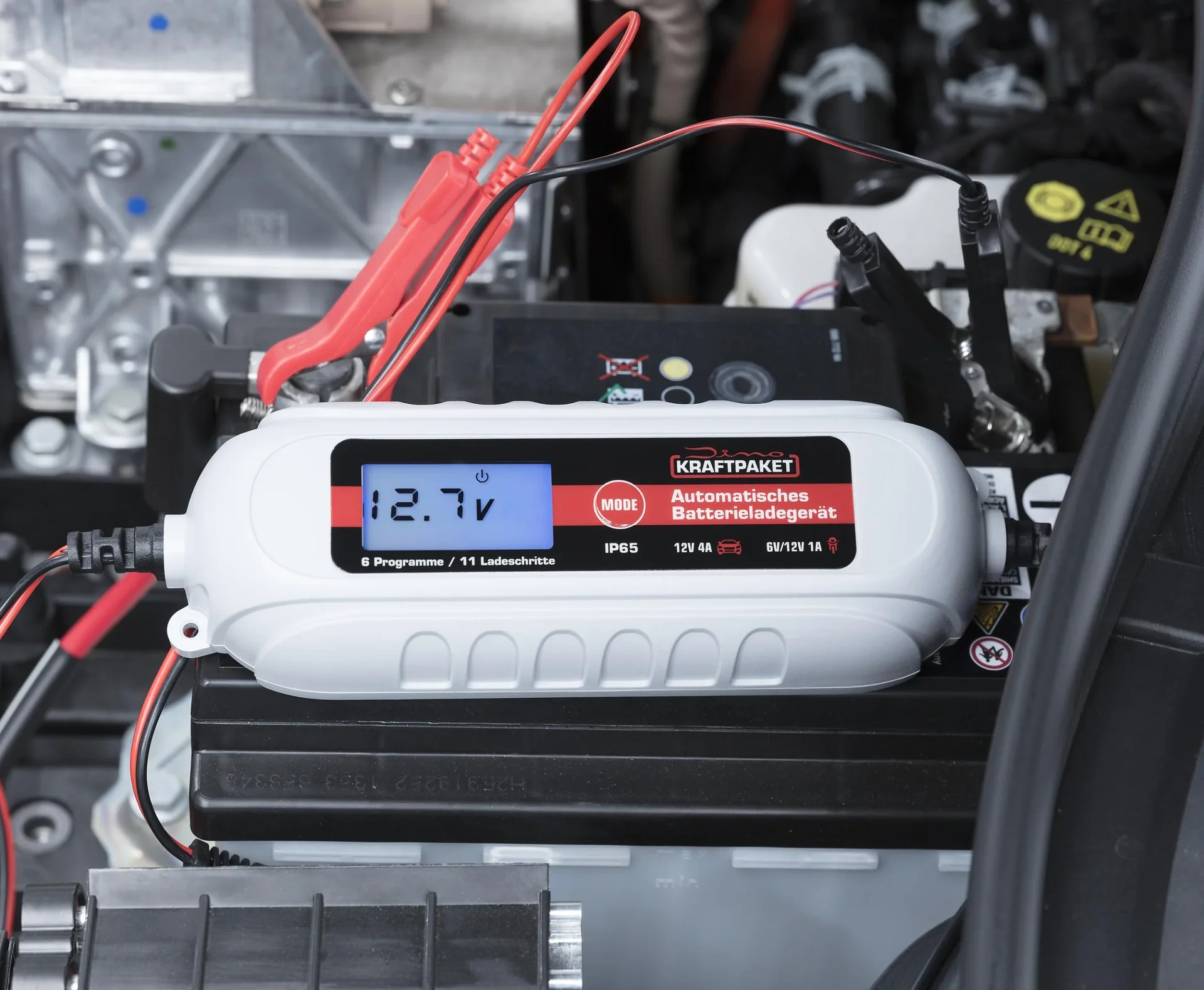 Batterieladegerät 6 / 12 Volt - 4 A - mit Polklemmen und Ringösenkabel - 5