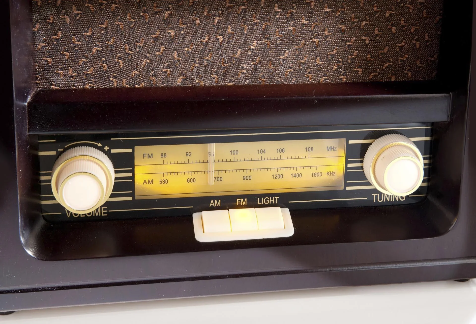 Nostalgieradio mit Echtholzgehäuse und bernsteinfarbenen Tasten - 0