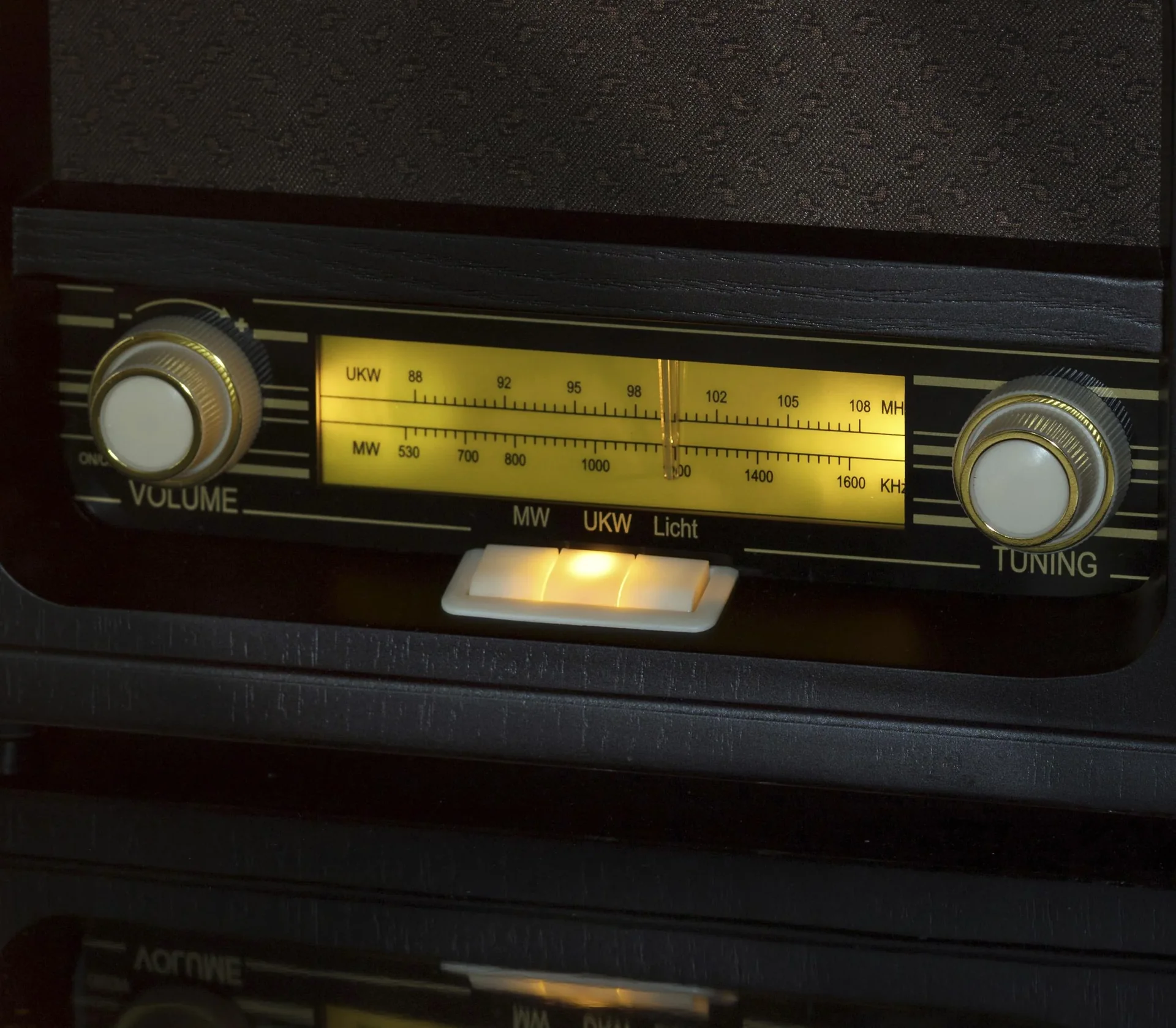 Nostalgieradio mit Echtholzgehäuse und bernsteinfarbenen Tasten - 2