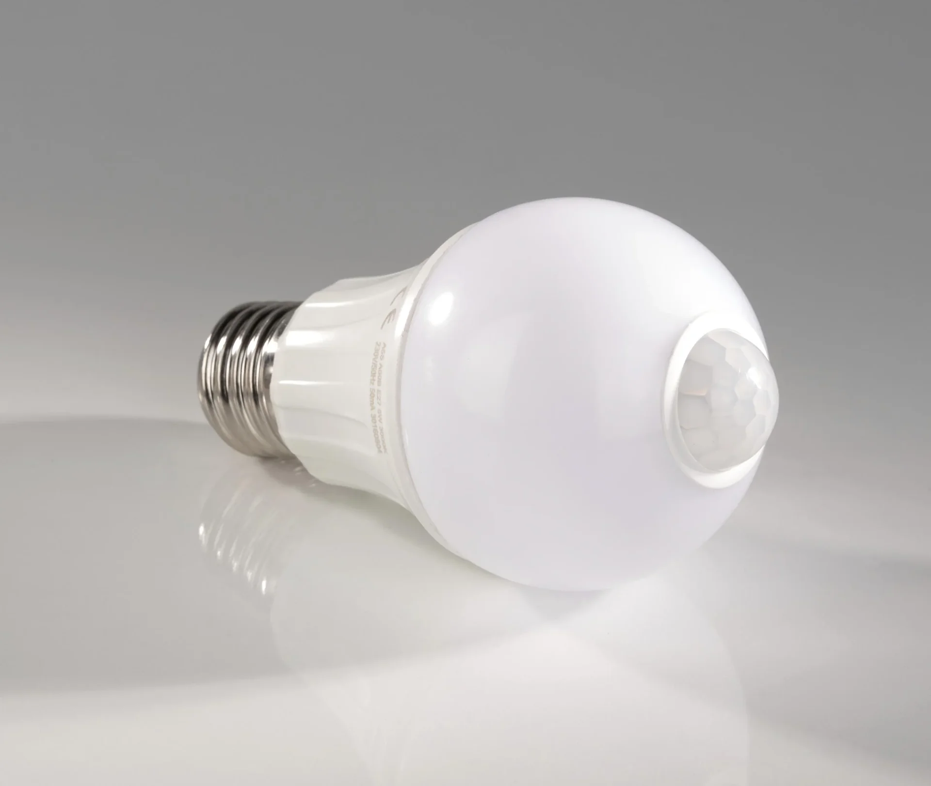 LED Lampe mit Bewegungssensor - 6 Watt, E27, warmweiß - 1