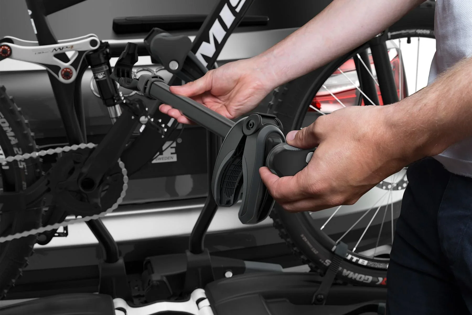 Fahrradträger EasyFold XT 2 Black Edition für zwei Fahrräder, Aufbewahrungstasche und Felgenschutzadapter - 5