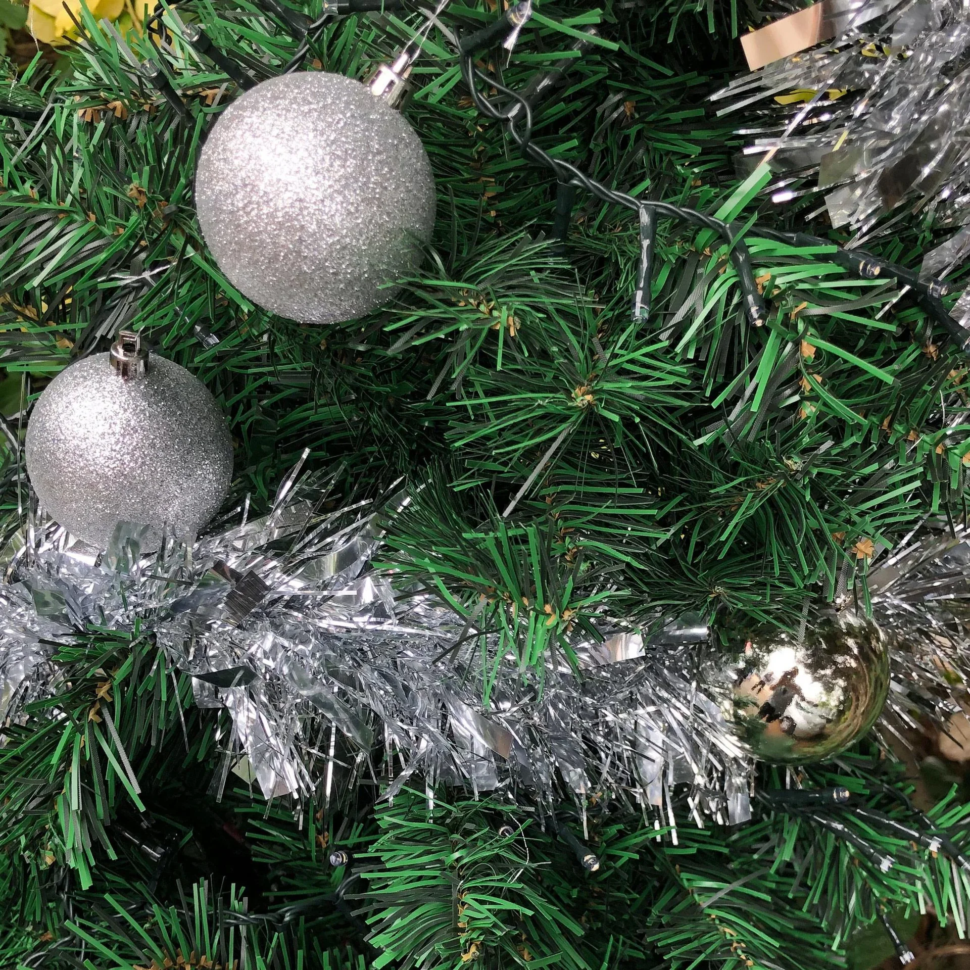 Schwarzwälder Weihnachtsbaum-Paket 180cm Silber + Weihnachtskugeln + Weihnachtsbeleuchtung + Weihnachtsgirlande + Schirm - 0