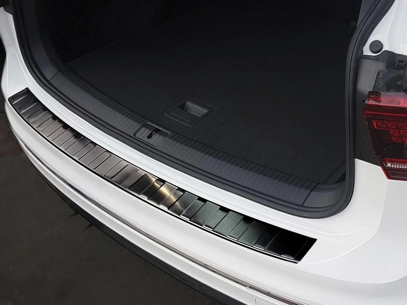 Ladekantenschutz Edelstahl graphite / black für VW Tiguan II, Baujahr 2015-, 2020> - 0