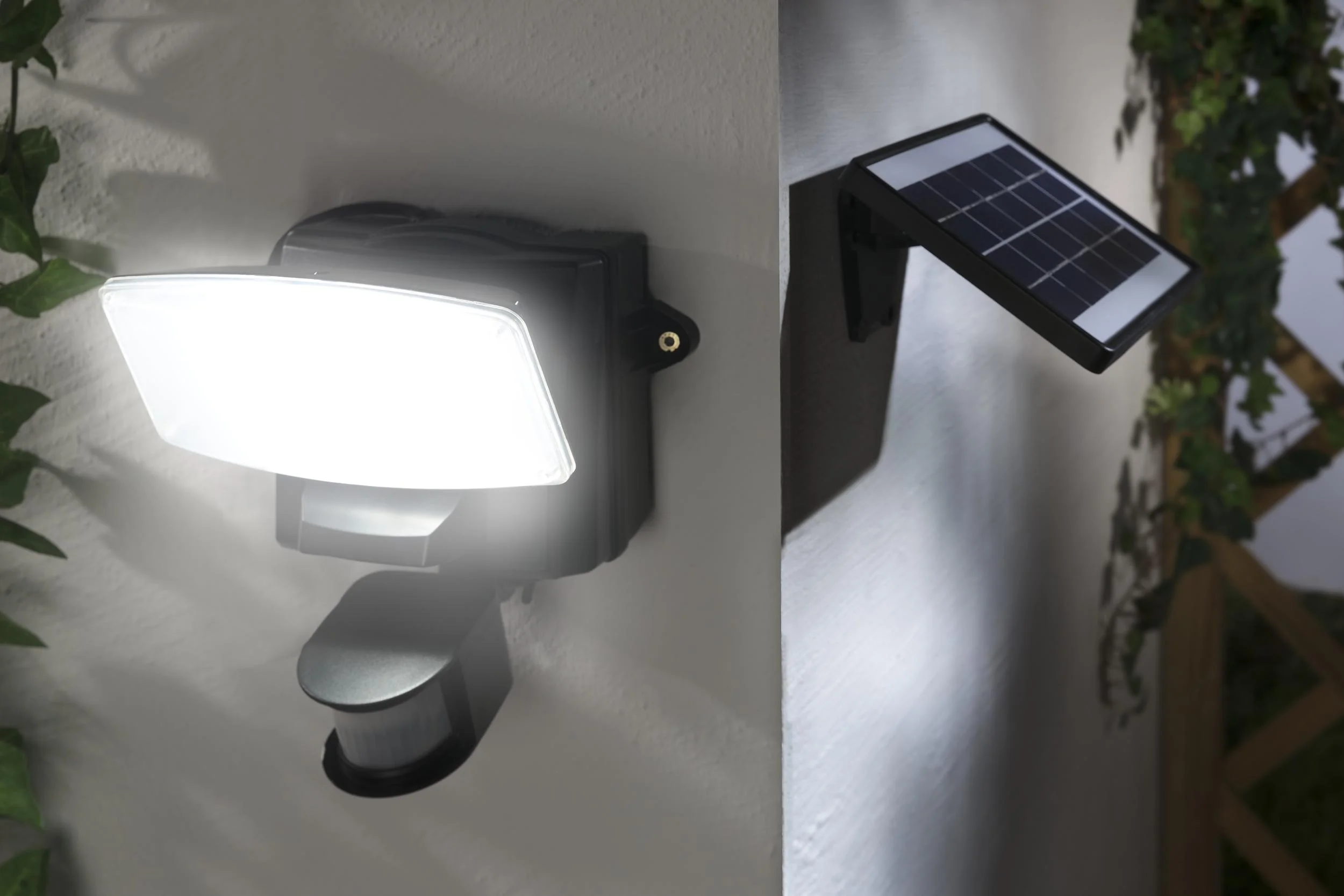 Solar LED Flutlichtstrahler mit 1000 Lumen mit Solarmodul und Bewegungssensor, IP44 - 1