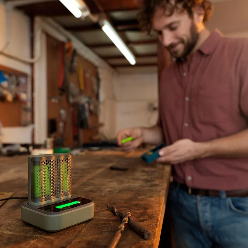 USB Schnellladegerät mit Docking Station, LCD Ladestandsdisplay für 4 AA / AAA NiMH Akkus inklusive 4 ReCyko (AA) 2600mA - 7