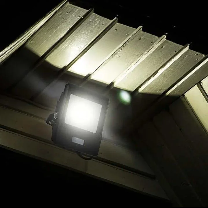 VT-118S LED-Flutlicht mit Sensor - 10 W - 735 Lm - 3000K - Schwarz - 7