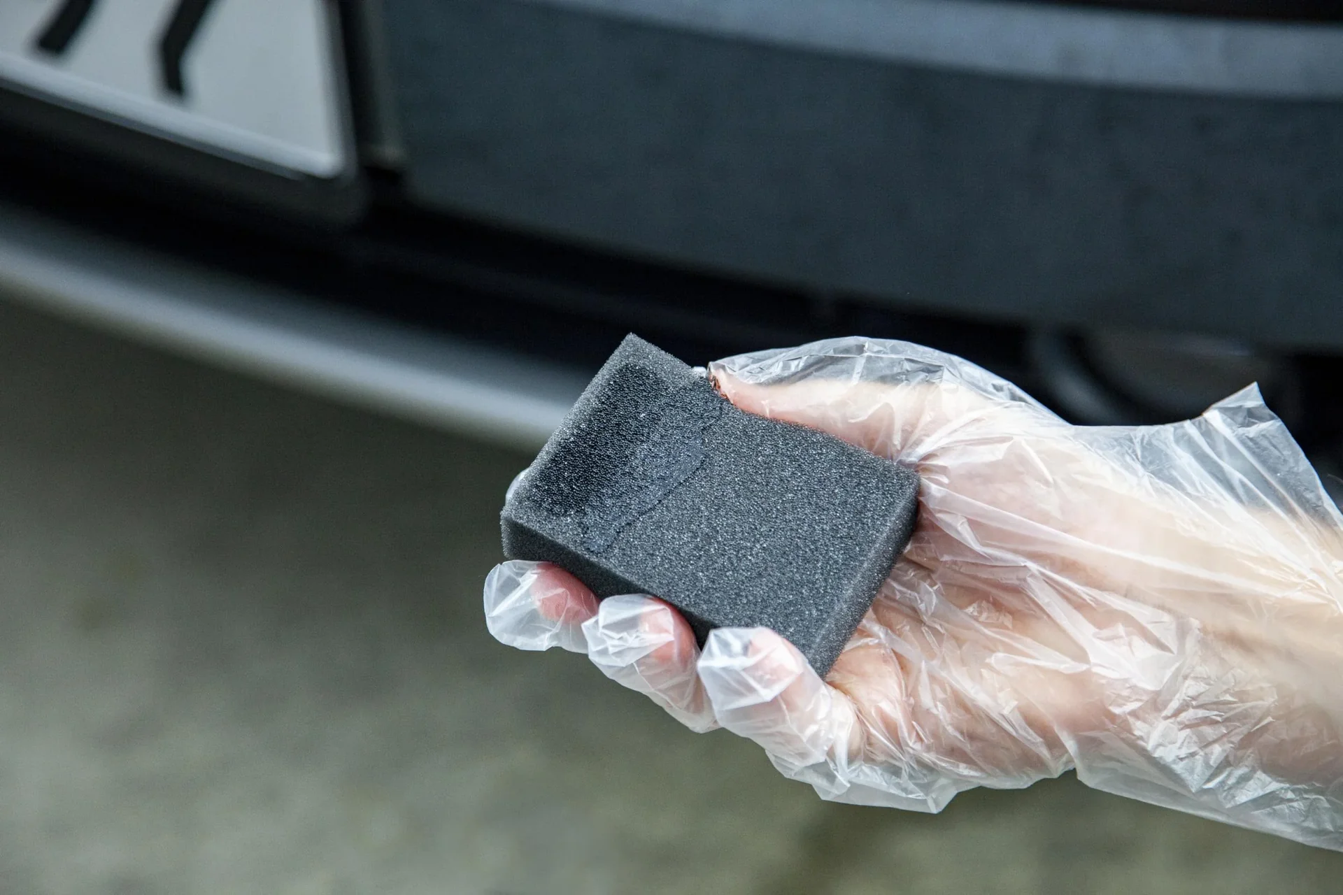 Schwarze Kunststofffarbe 75ml, 2 Spezialschwämme + 1 Paar Handschuhe - 0