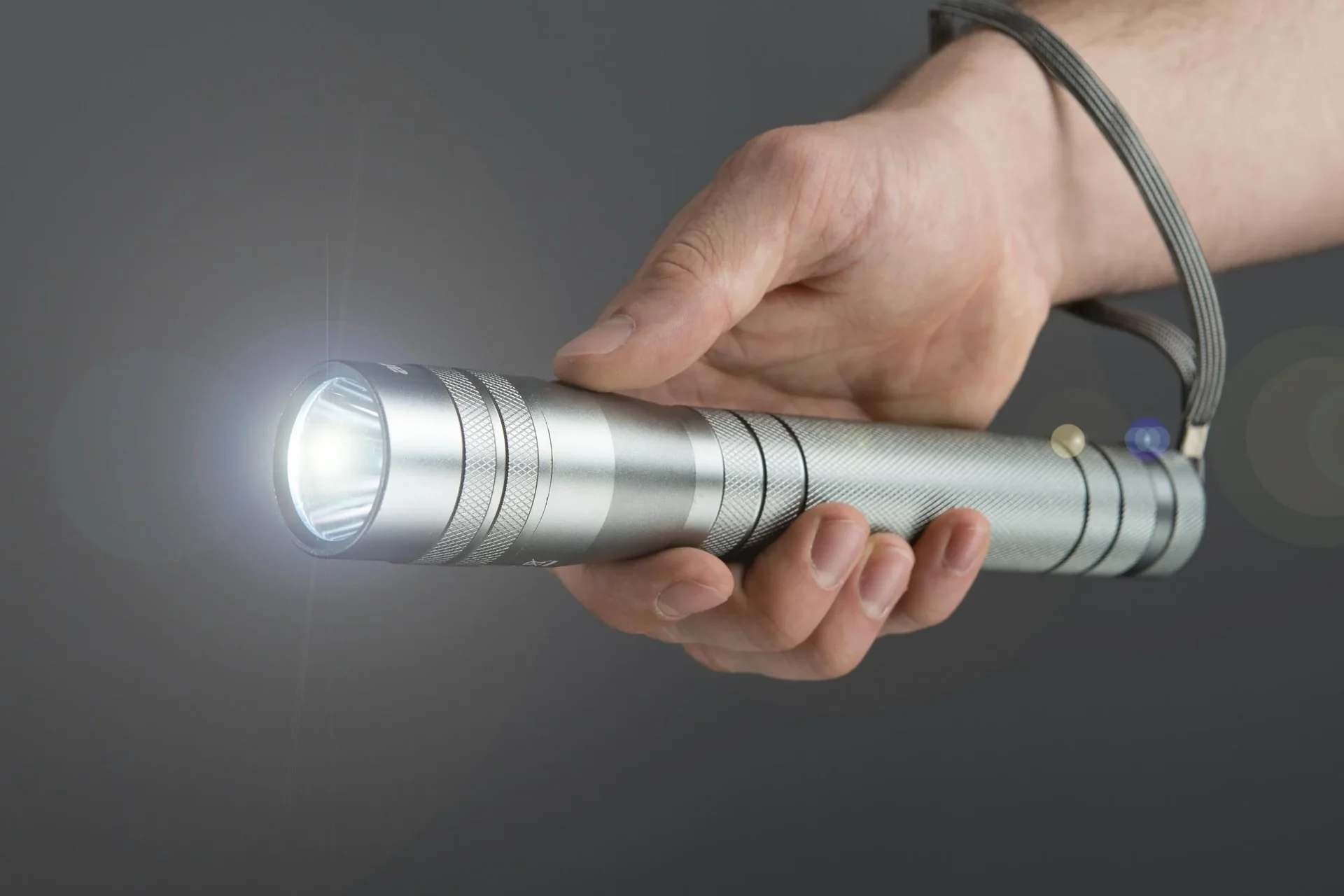 LED Taschenlampe - 10 Watt, 700 lm, stoßfest und wasserabweisend, silber-anthrazit - 0