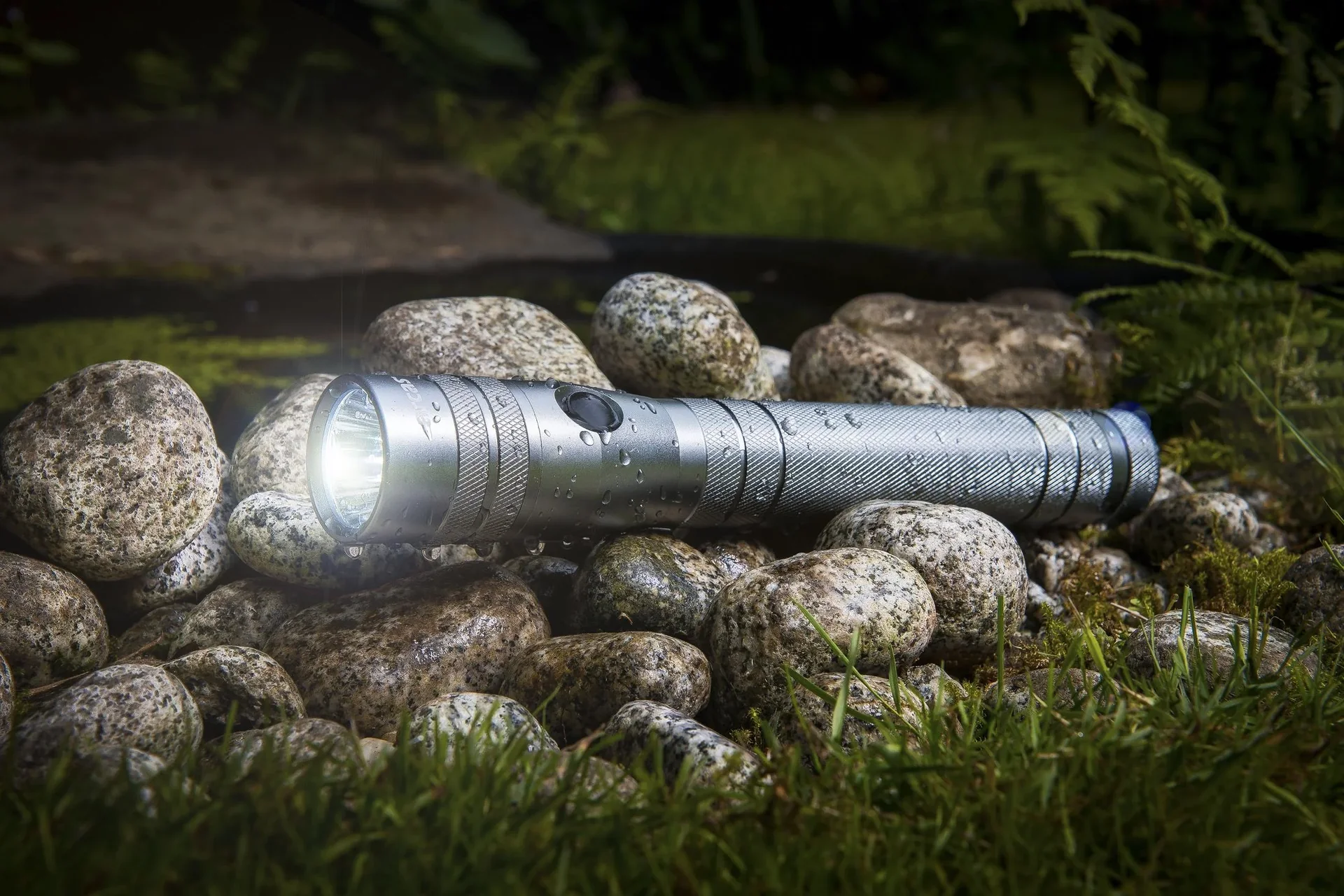 LED Taschenlampe - 10 Watt, 700 lm, stoßfest und wasserabweisend, silber-anthrazit - 1