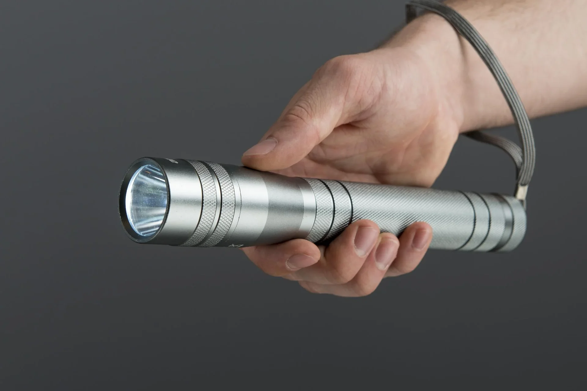 LED Taschenlampe - 10 Watt, 700 lm, stoßfest und wasserabweisend, silber-anthrazit - 2