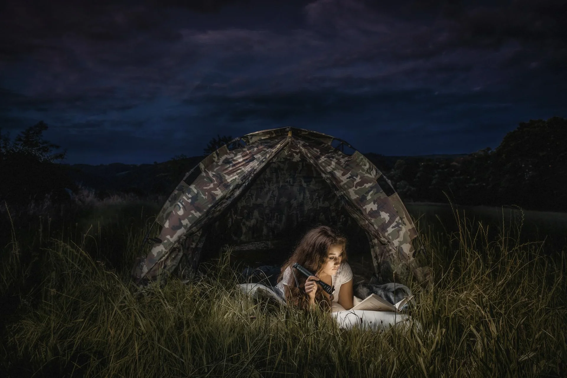 LED Taschenlampe - 10 Watt, 700 lm, stoßfest und wasserabweisend, silber-anthrazit - 4