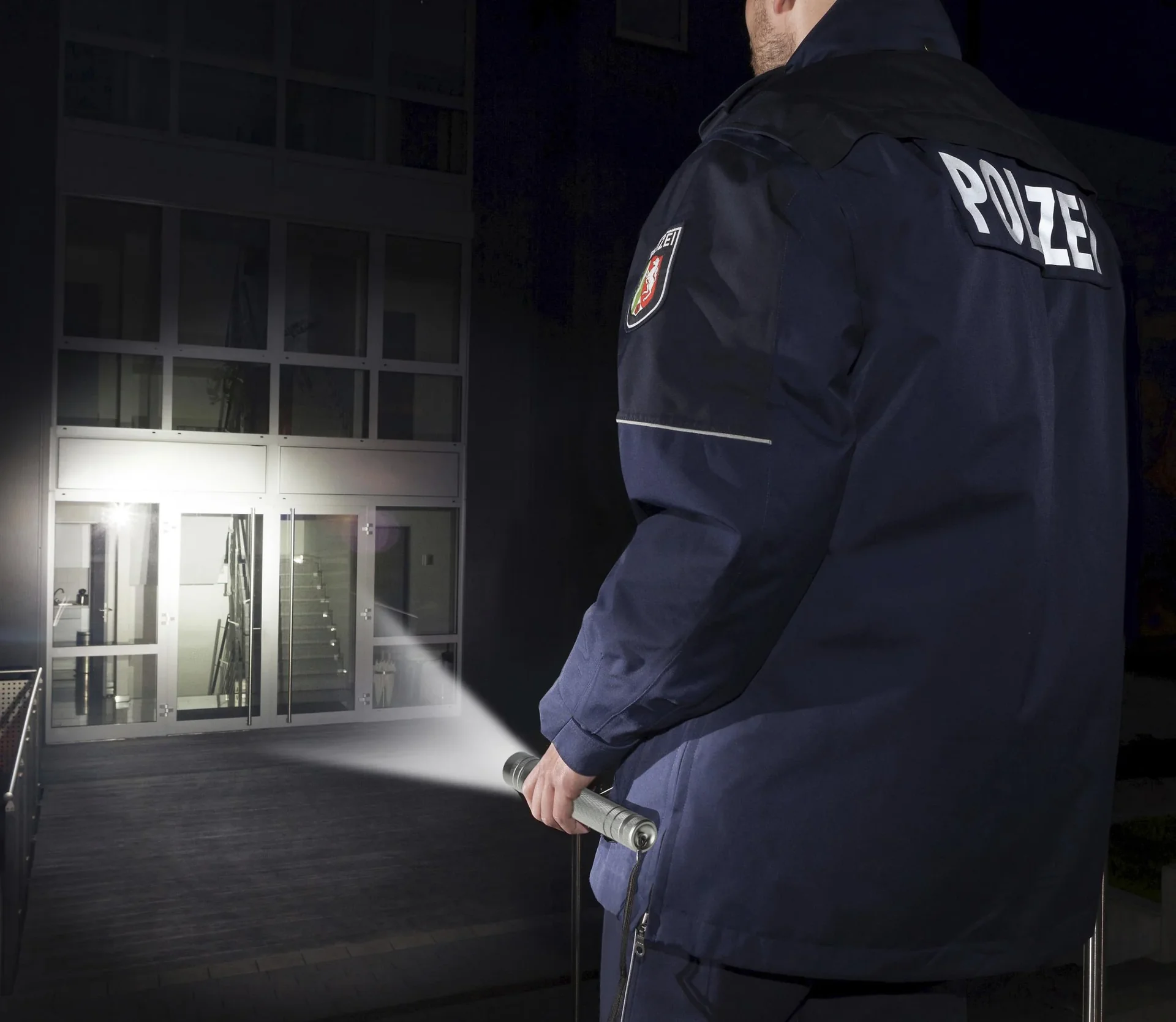 LED Taschenlampe - 10 Watt, 700 lm, stoßfest und wasserabweisend, silber-anthrazit - 5