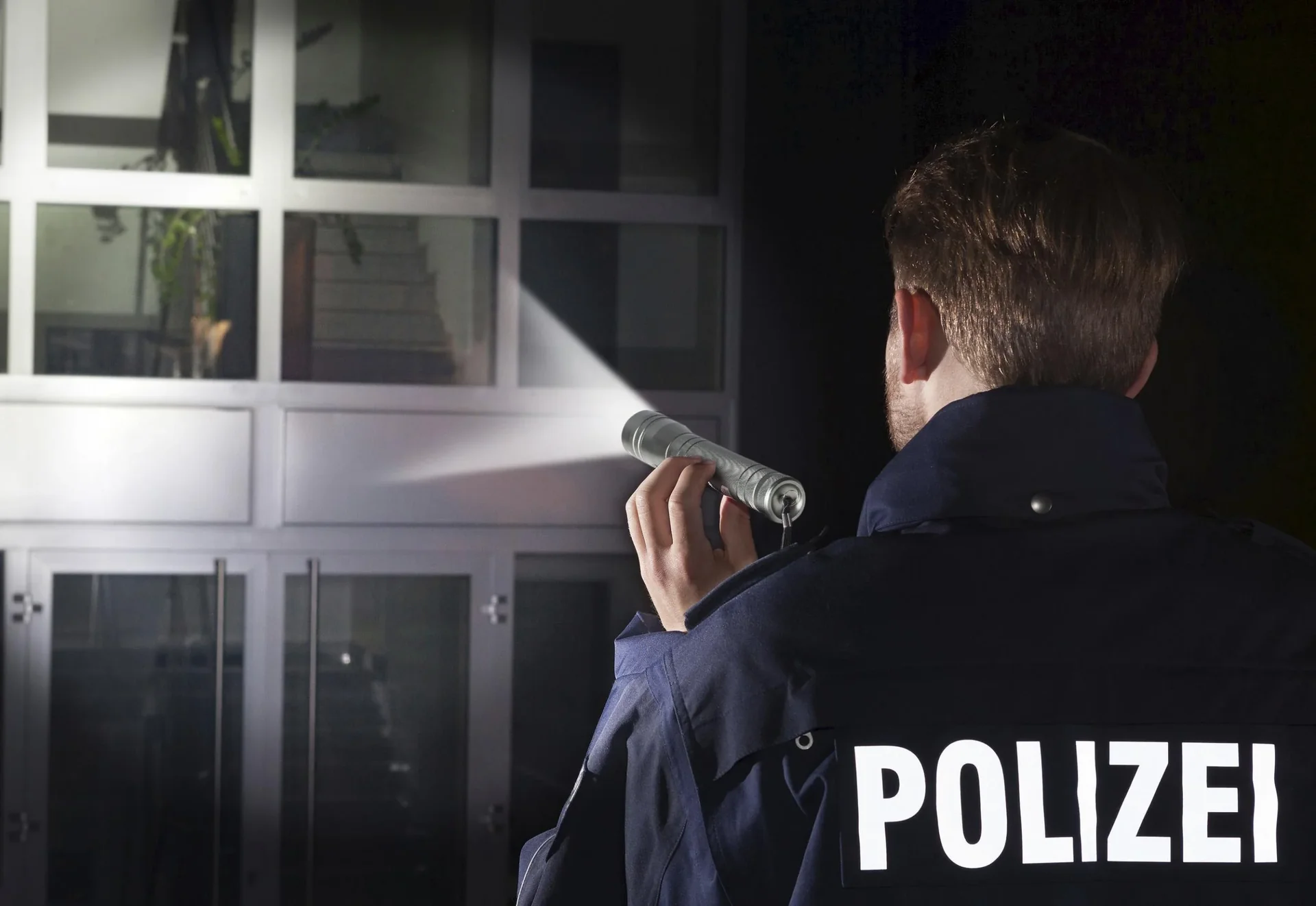 LED Taschenlampe - 10 Watt, 700 lm, stoßfest und wasserabweisend, silber-anthrazit - 6