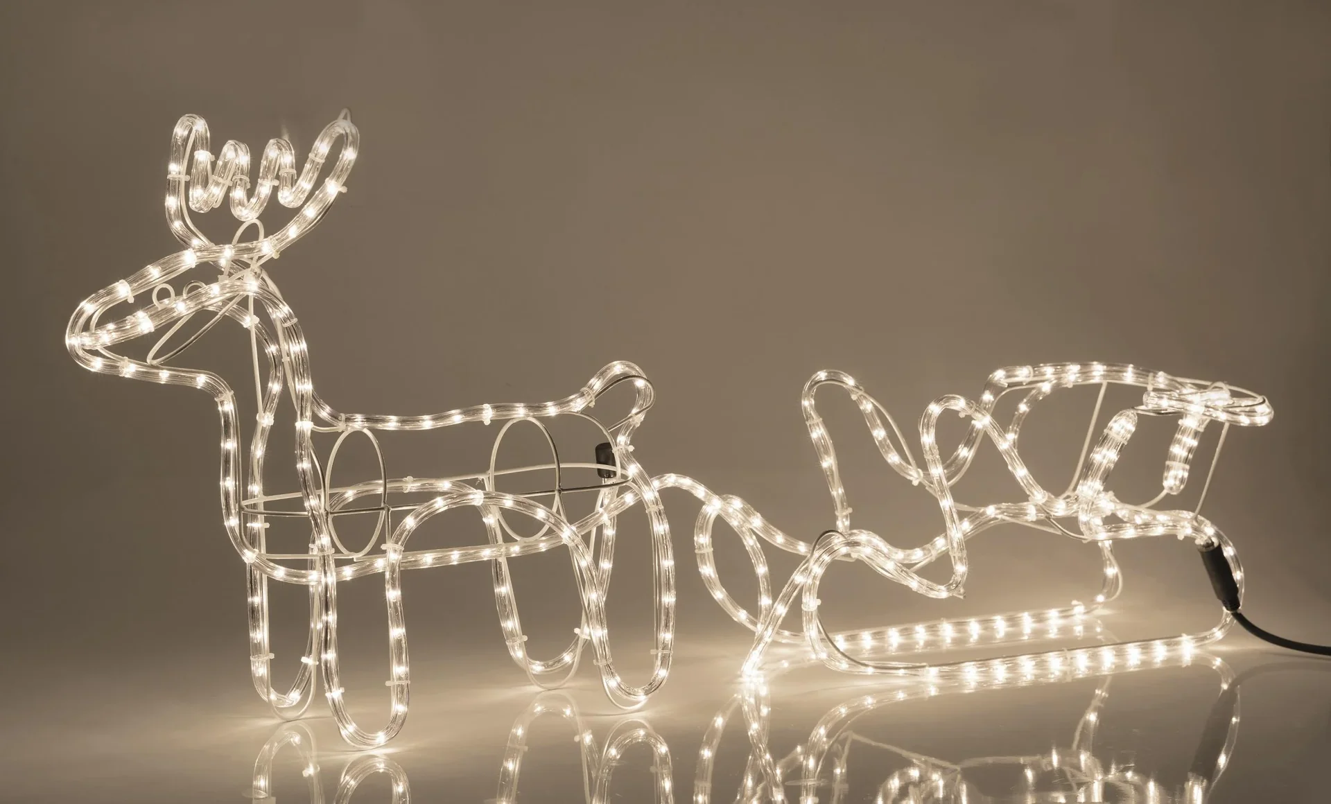 Rentier mit Schlitten für den Außenbereich, warmweiß - 1