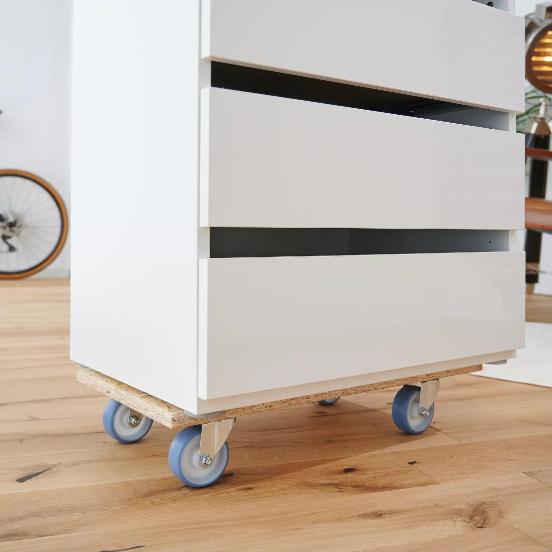 Transporthilfe MM 1173 , 57,5 x 30 x 11 mm, softe Rollen Ø 75 mm, Rollenlager, OSB Platte, CO2-neutral, Tragkraft 250 kg - 0