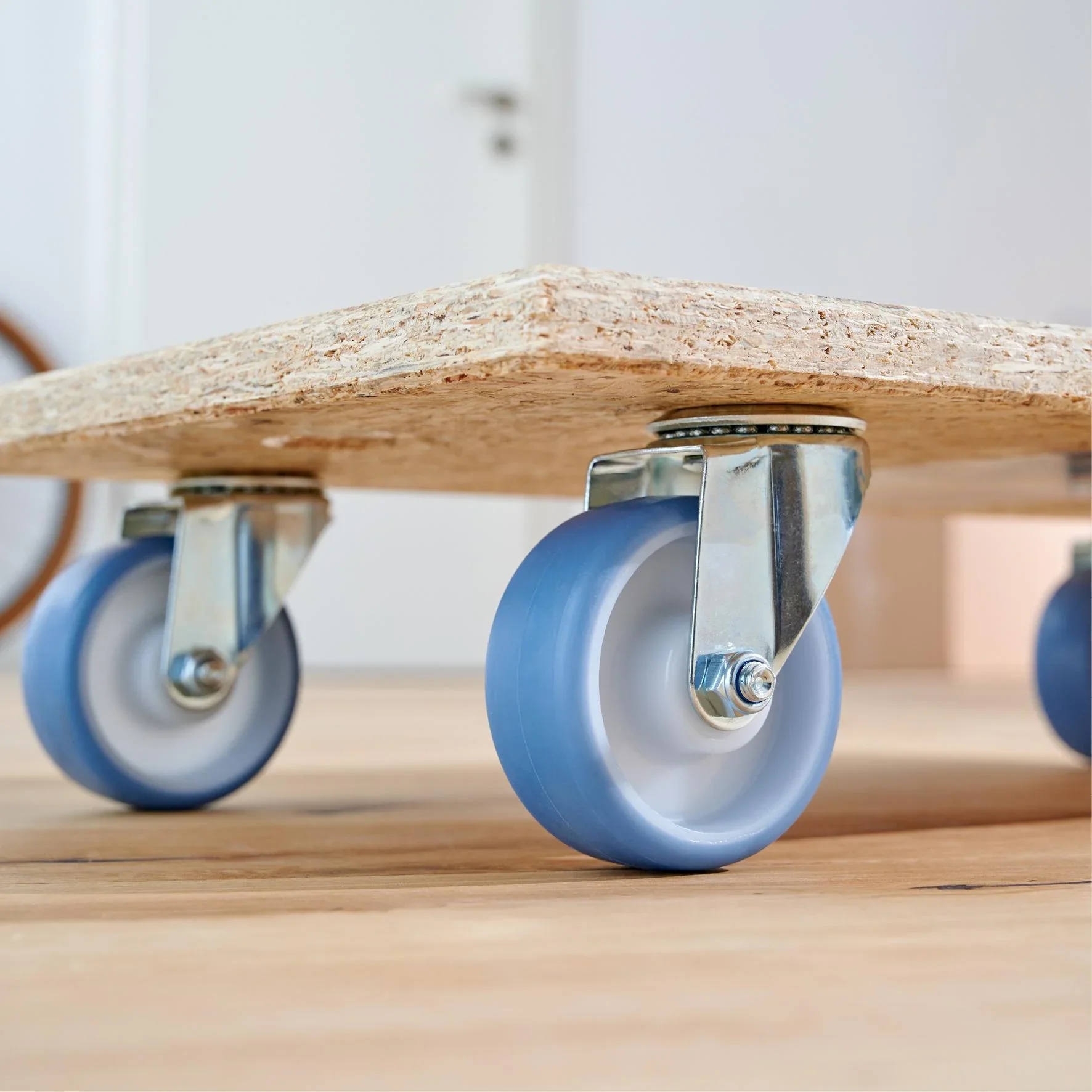 Transporthilfe MM 1173 , 57,5 x 30 x 11 mm, softe Rollen Ø 75 mm, Rollenlager, OSB Platte, CO2-neutral, Tragkraft 250 kg - 4