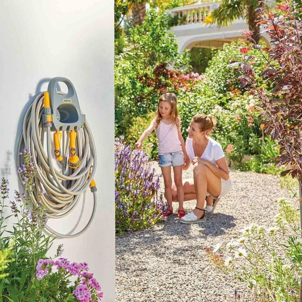 Wandschlauchhalter mit 20m Gartenschlauch, Kupplung und Gartenspritze - 0