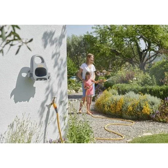 Wandschlauchhalter mit 20m Gartenschlauch, Kupplung und Gartenspritze - 1