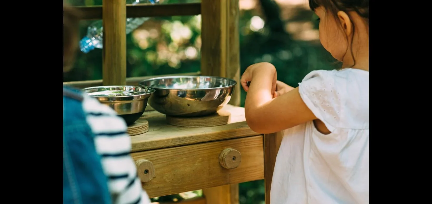 Discovery Küche   Outdoor-Spielküche für Kinder aus Holz, Pflanzkübel, Malscheibe, Windspiel, natur - 2