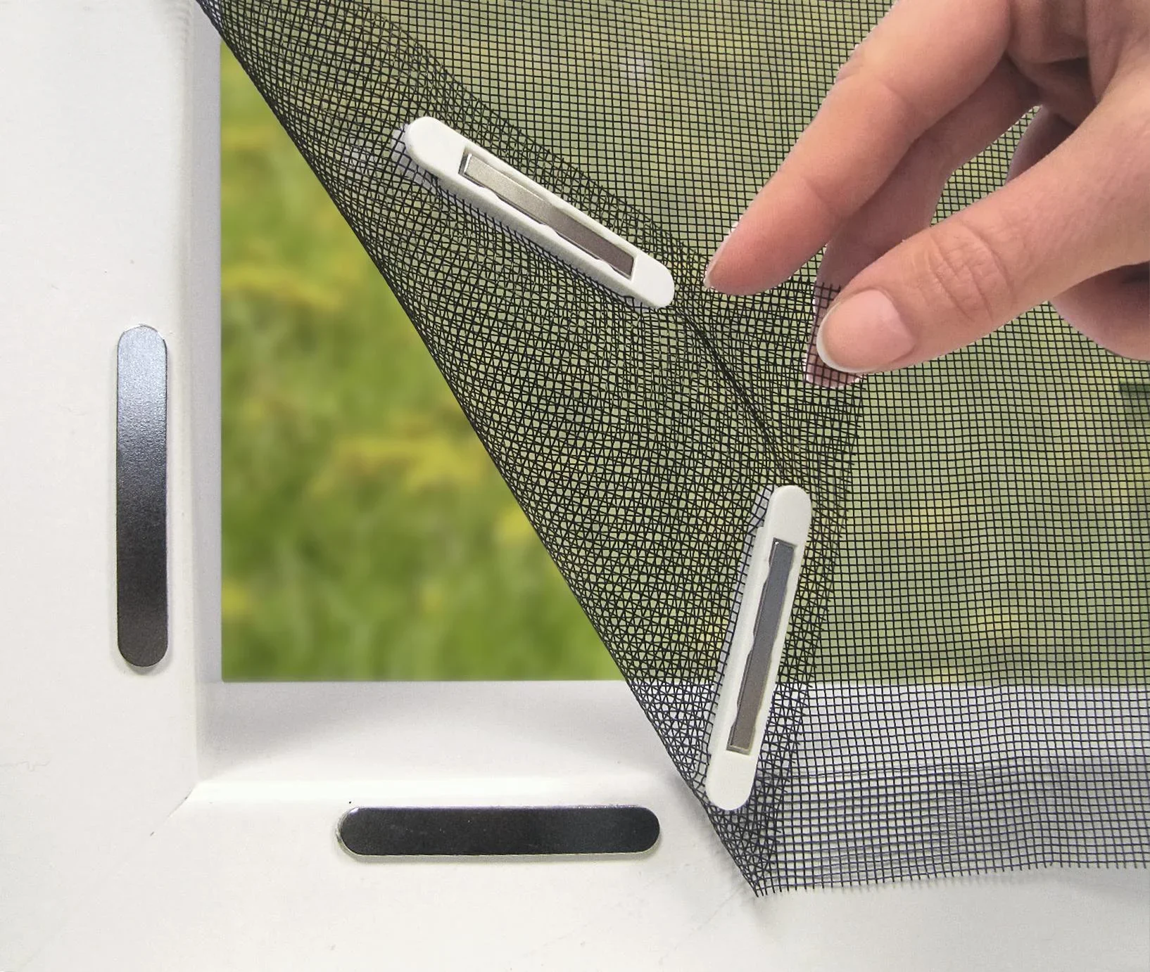 Moskitonetz für Fenster „Magic Klick“, mit Magnetbefestigung, luftdurchlässig und halbtransparent, 150 x 130 cm, Schwarz - 4