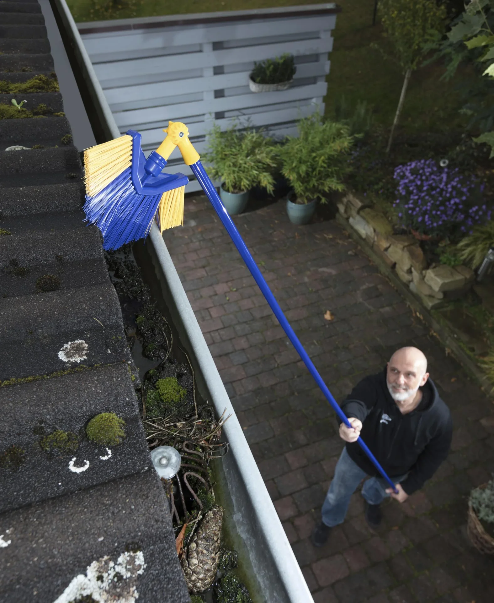 Teleskop Besen - Ideal zur Dachrinnenreinigung - 0