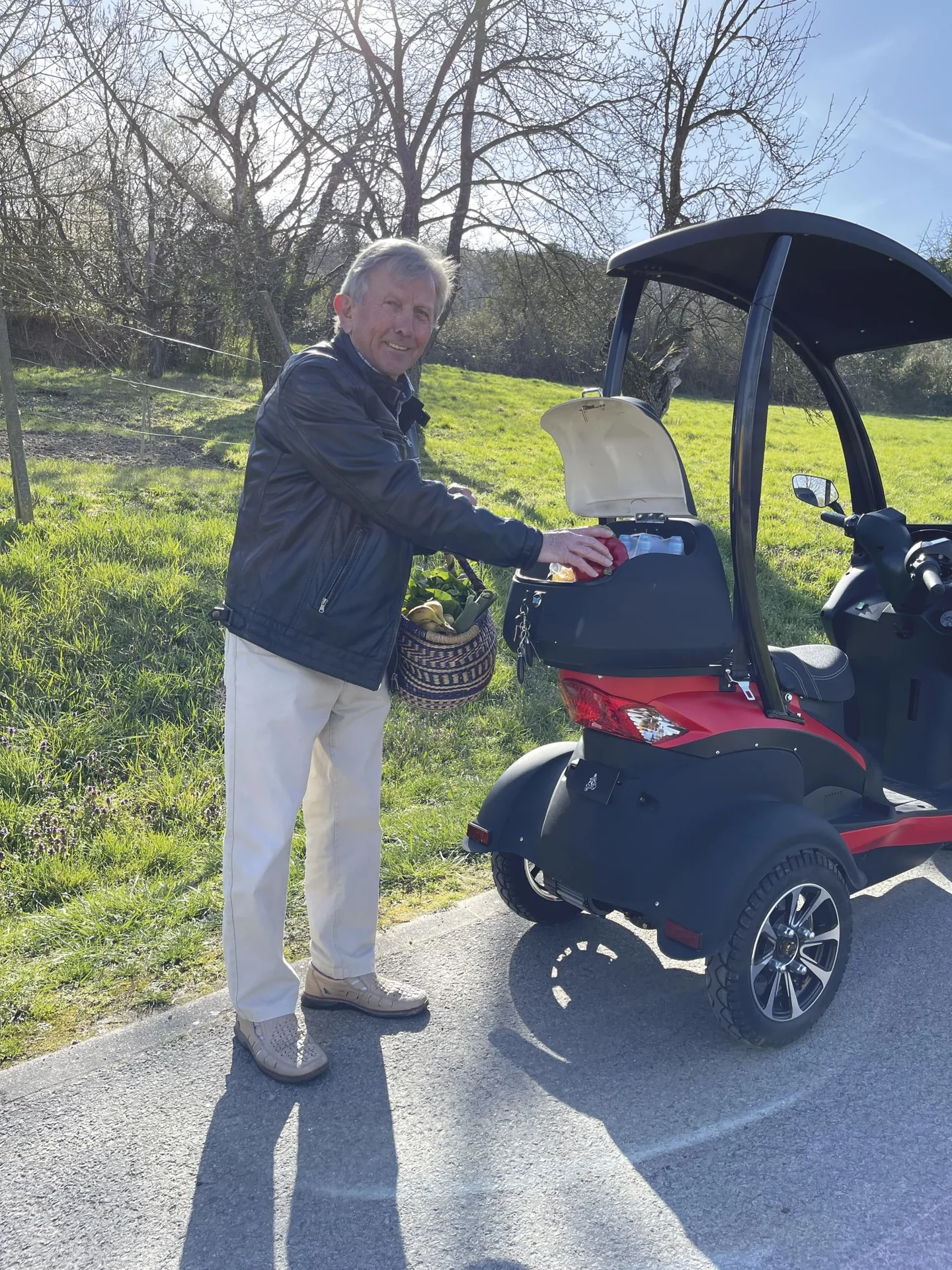 E-Kompaktroller "Lucca Trio" - 25 km/h - Wind und wettersicher, rot - 8