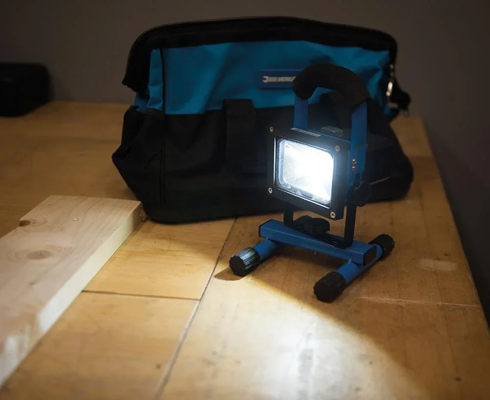 Wiederaufladbare LED-Arbeitsleuchte mit USB-Anschluss 10 W (EU) - 0