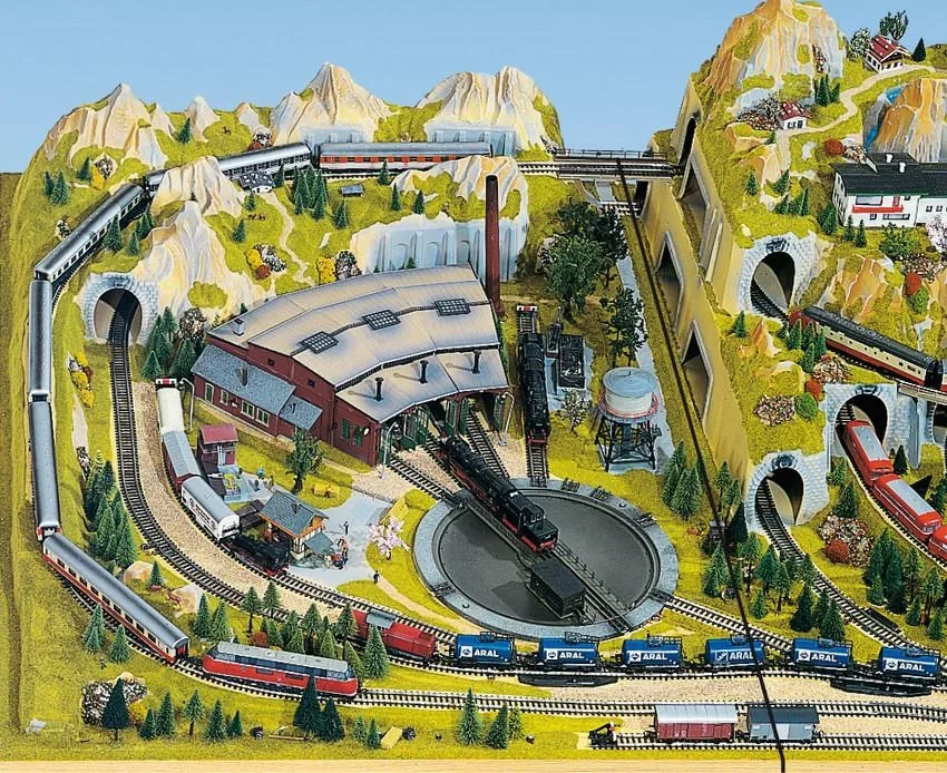 Anbauteil links Drehscheibe - 100 x 140 cm, 26 cm hoch, Spur H0, koloriert und begrast, auf Holzrahmen - 1