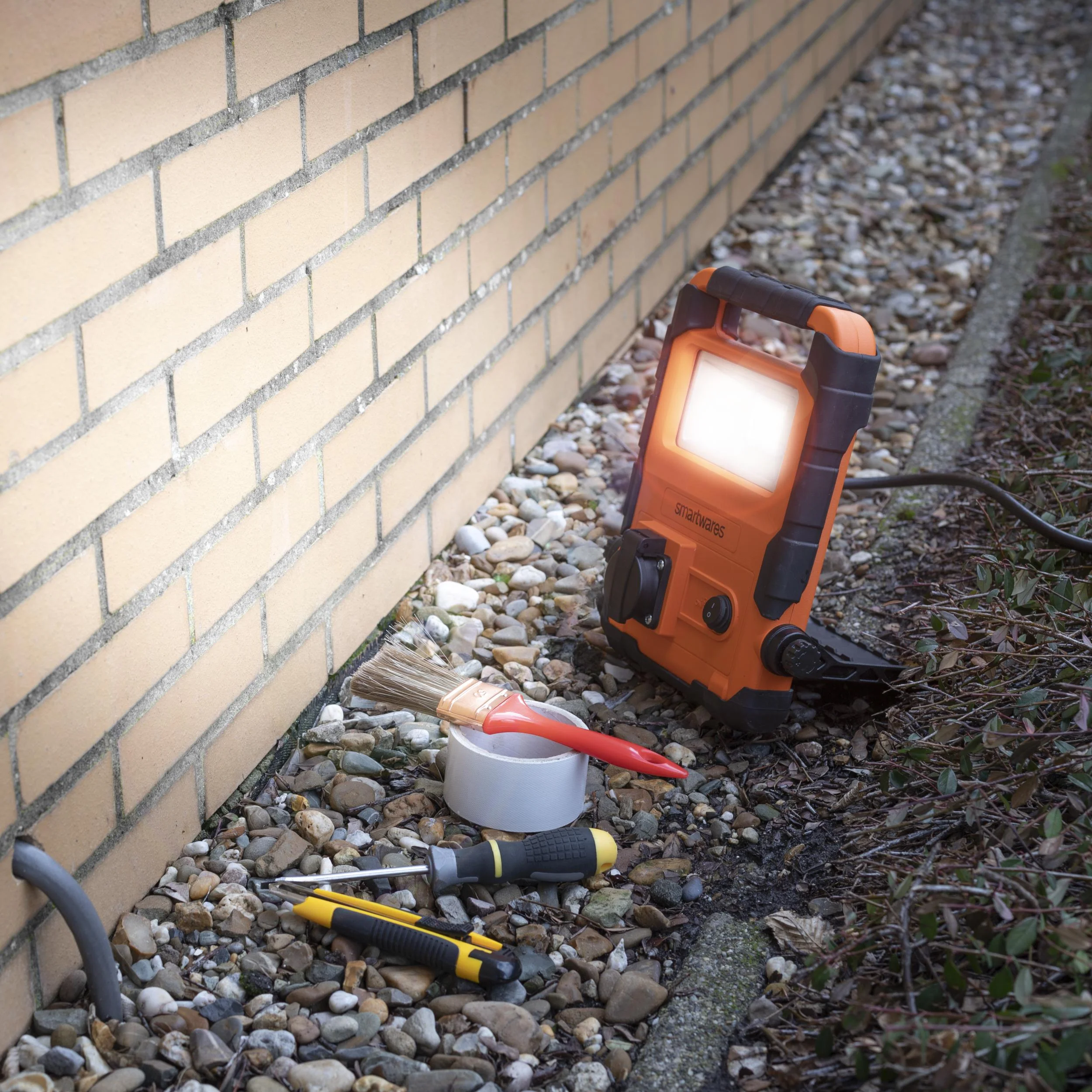 LED Arbeitsleuchte, faltbar mit Steckdose - 5