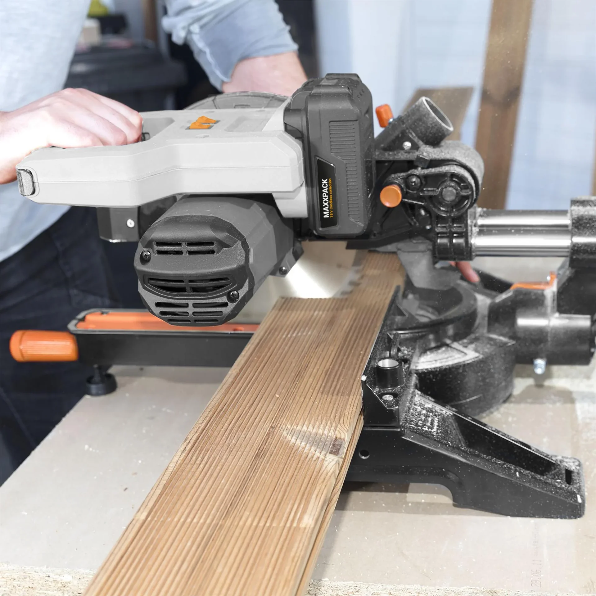 Maxxpack 18V Akku-Zug-Kapp-Gehrungssäge 210mm (ohne Akku und Ladegerät) - 1