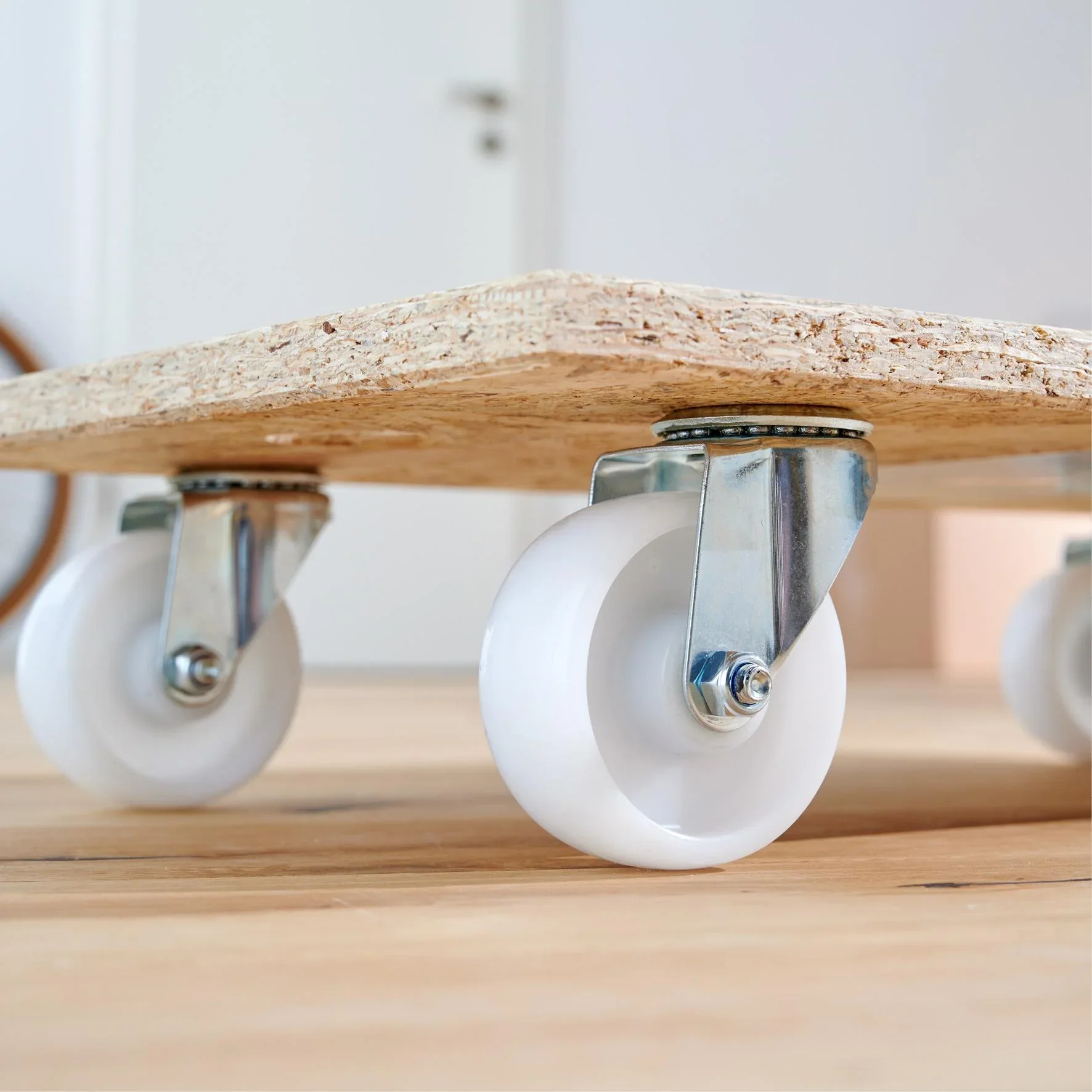 Transporthilfe MM 1141, 57,5 x 30 x 11 cm, harte Rollen Ø 75 mm, Rollenlager, OSB Platte, CO2-neutral, Tragkraft 250 kg - 1