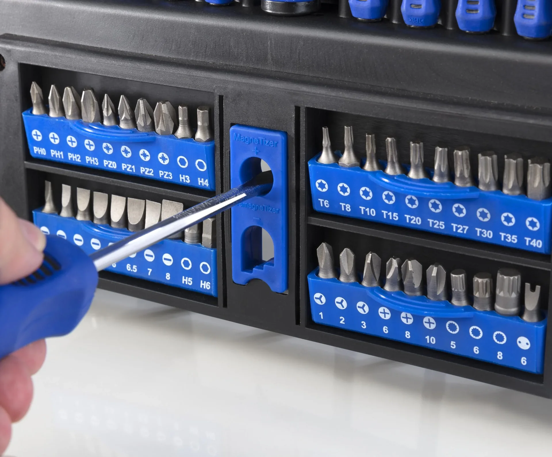 Schraubendreher- und Bit-Satz mit Halterung 81-teilig - 2