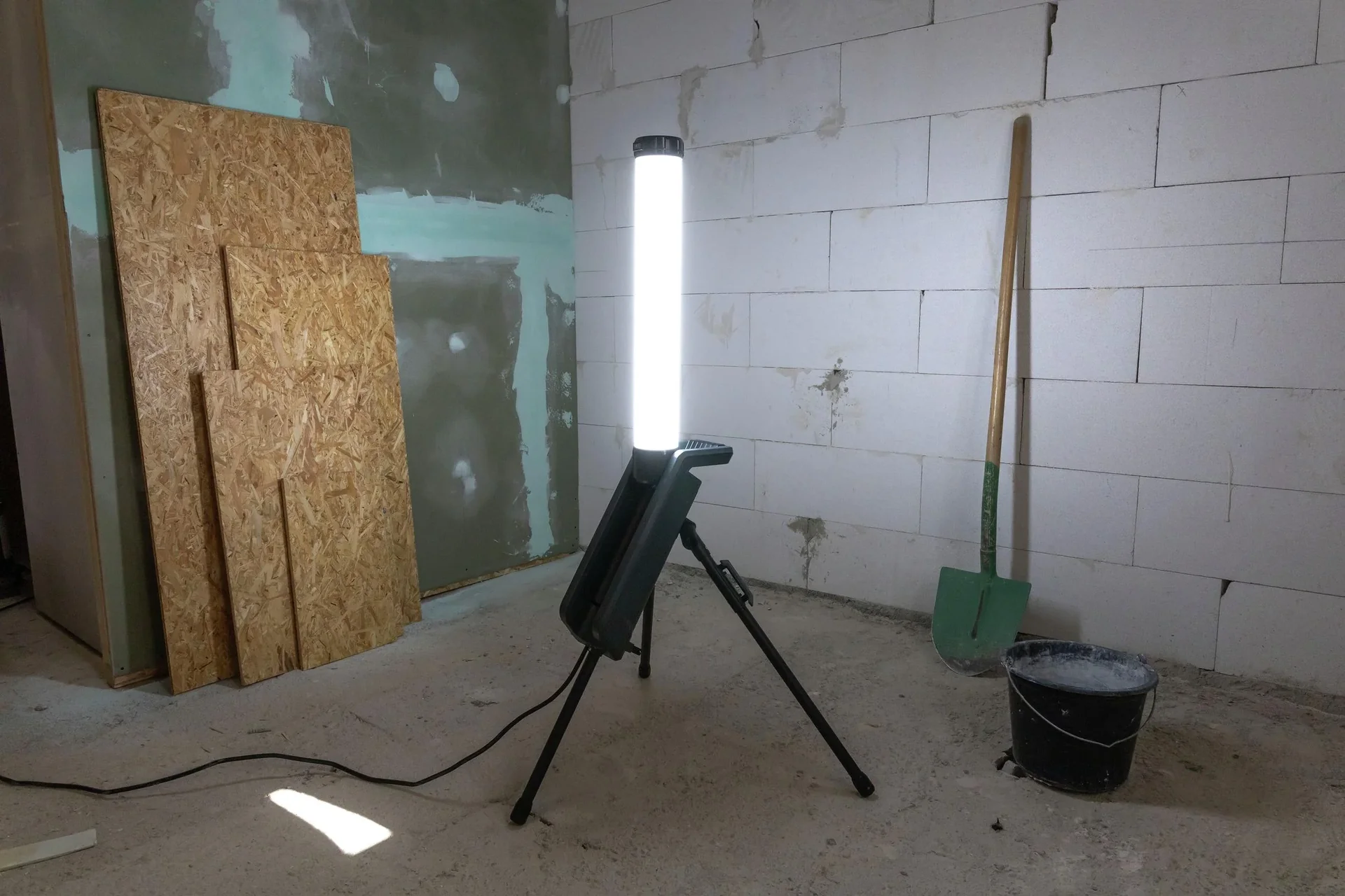 LED Arbeitsleuchte mir ausklappbarer Haupt LED, 360 Grad Weitwinkelausleuchtung - 5