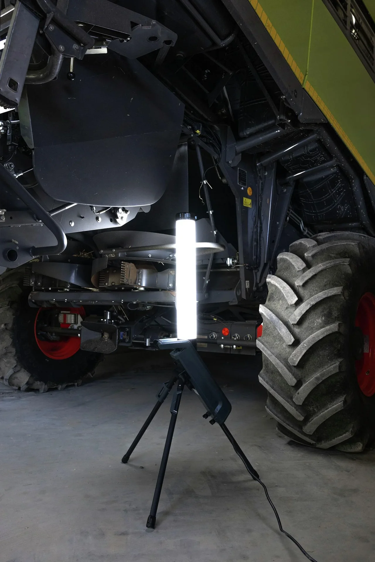 LED Arbeitsleuchte mir ausklappbarer Haupt LED, 360 Grad Weitwinkelausleuchtung - 9