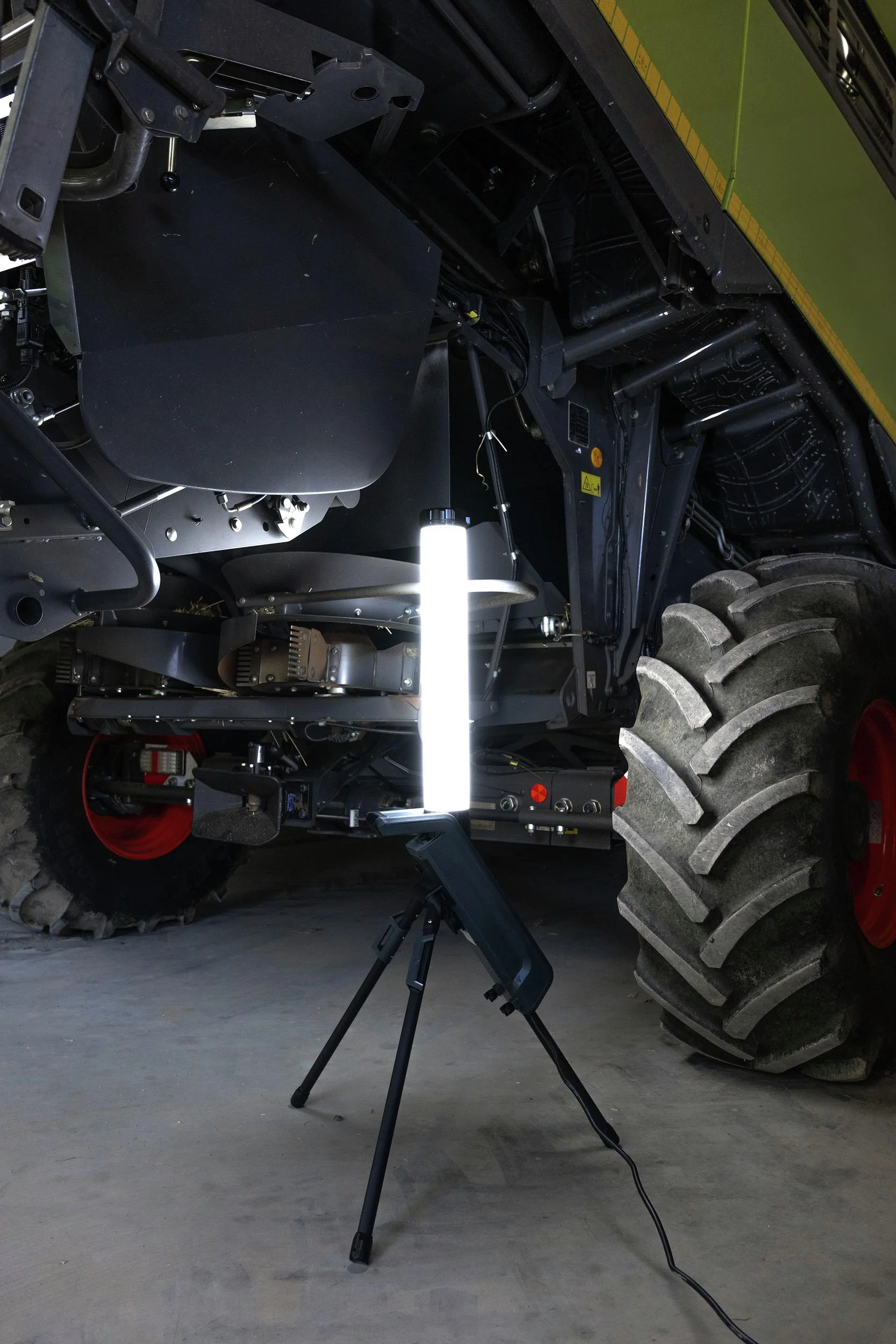 LED Arbeitsleuchte mir ausklappbarer Haupt LED, 360 Grad Weitwinkelausleuchtung - 9