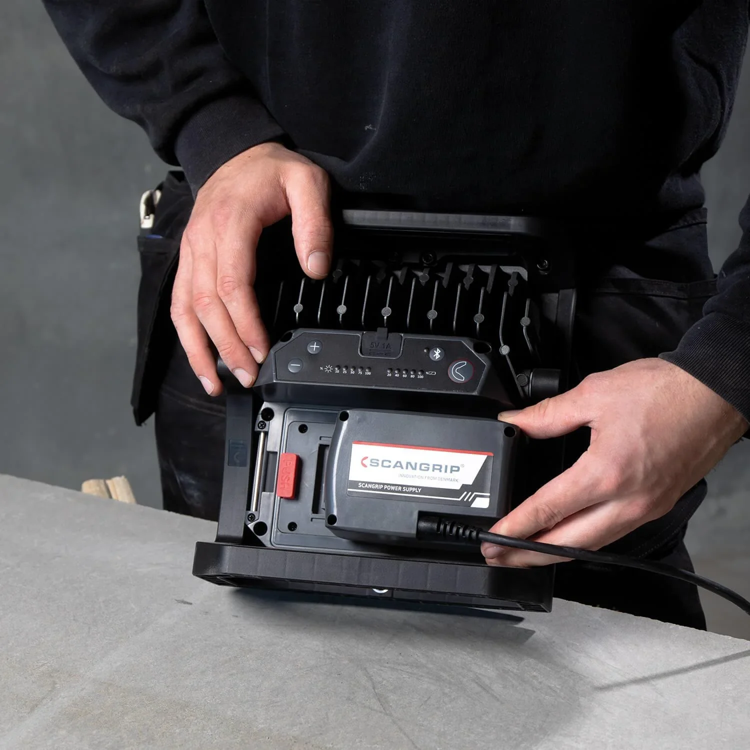 Handflutlichtstrahler NOVA 4 CAS + 12V 4Ah Akku, SC30 Ladegerät mit abnehmbarem Diffuser - 5