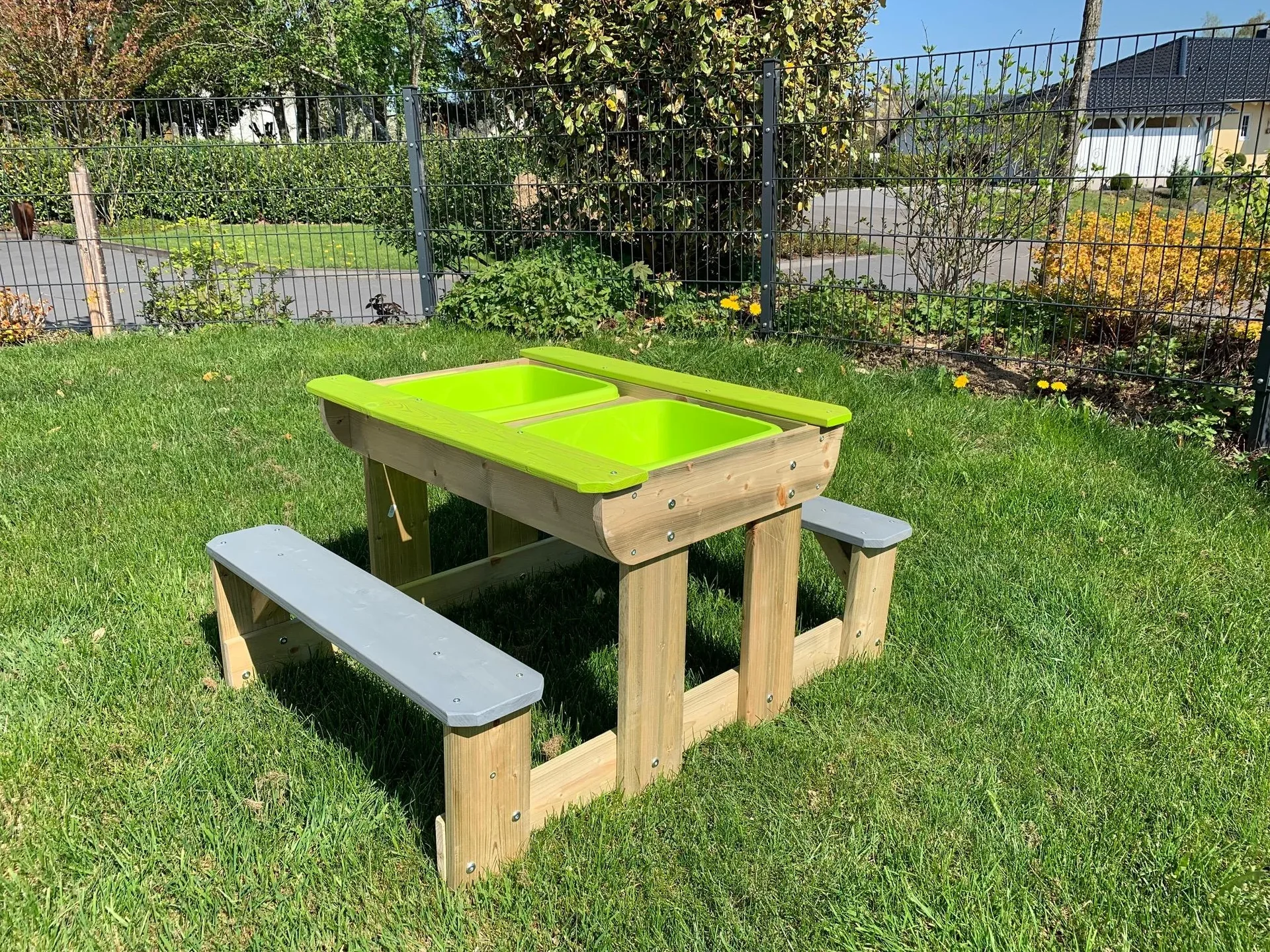 Holz Sand- und Wassertisch inkl. Bänken - 2