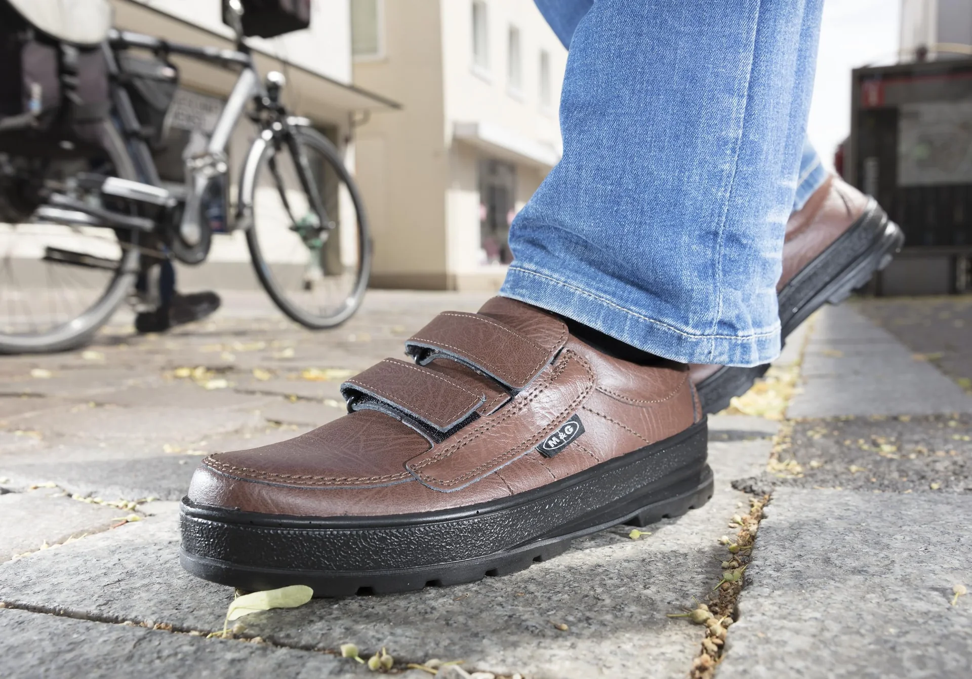 Freizeit- u. Wanderschuh mit Klettverschluss, Farbe braun, Gr. 40 - 1