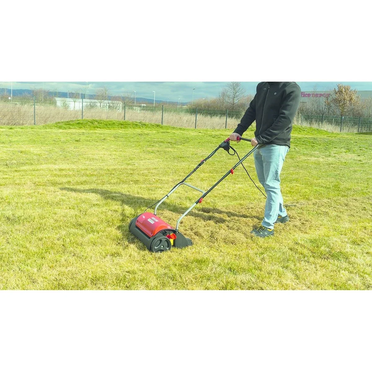 Elektro-Vertikutierer inkl. zusätzlicher Vertikutierwalze - 1200W - 31 cm Arbeitsbreite - 19-fache Tiefeneinstellung - 1