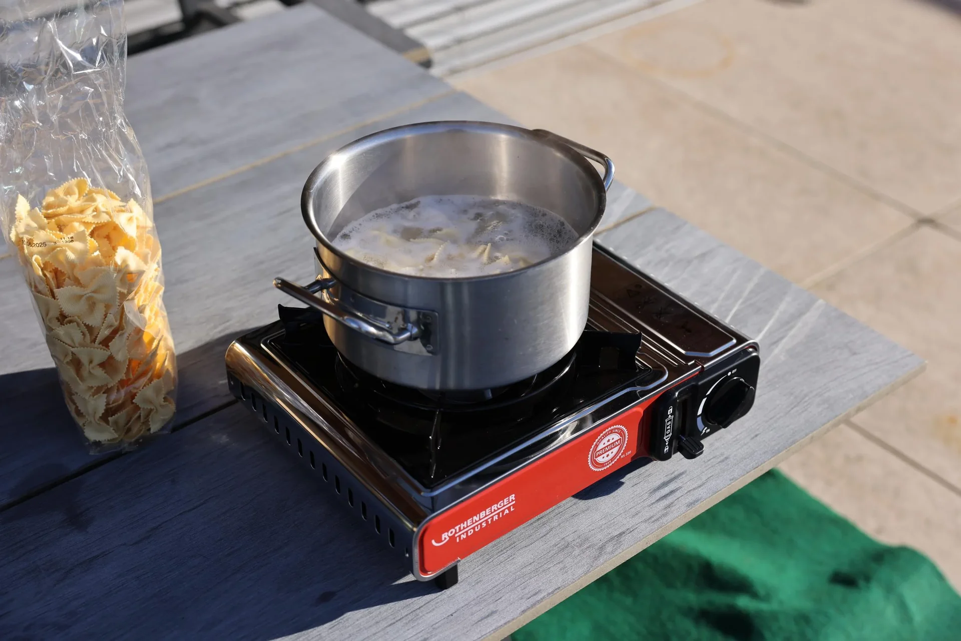 Kompakter Gas-Tischkocher Premium RS 220 mit integriertem Kartuschenfach - 1