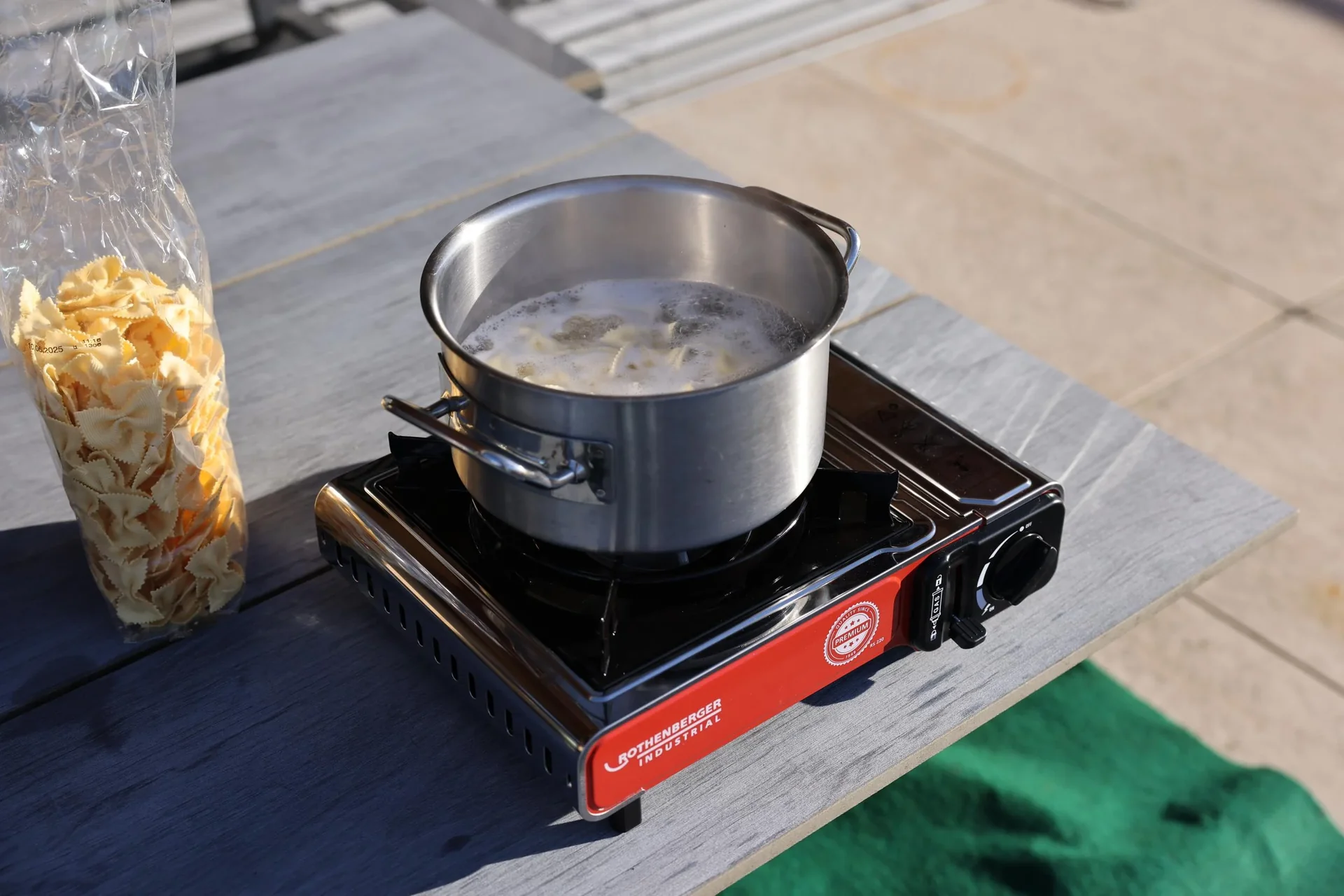 Kompakter Gas-Tischkocher Premium RS 220 mit integriertem Kartuschenfach - 3