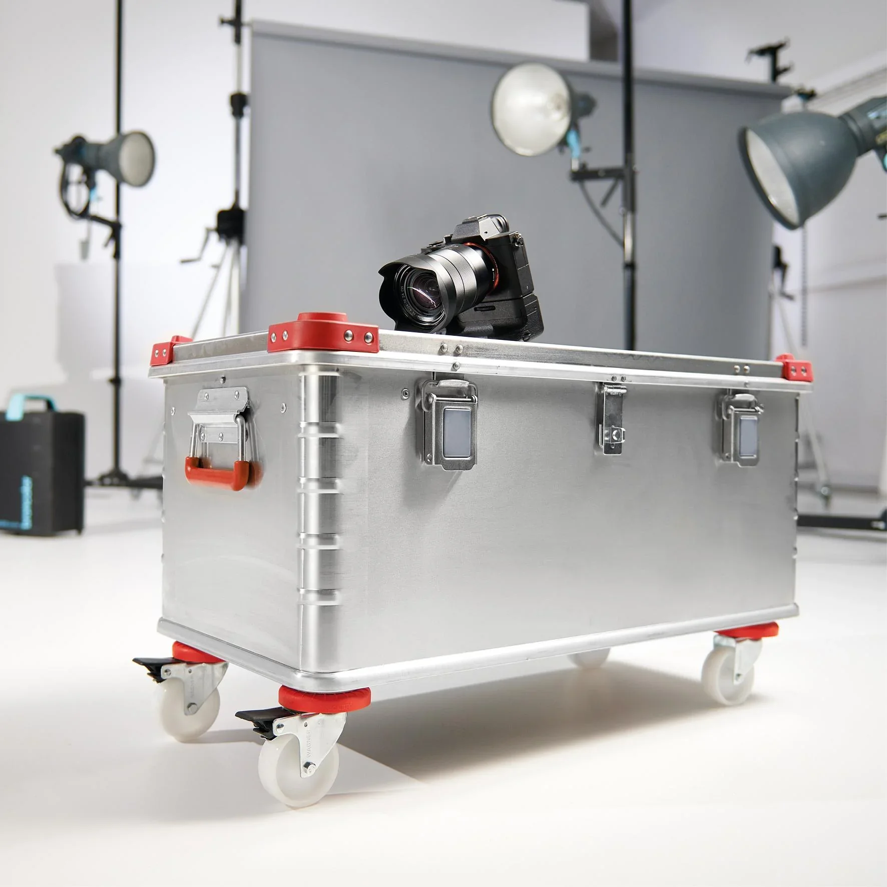 Transporthilfe MM 1365, 71 x 31 x 12,5 cm, harte Rollen Ø 75 mm, Gleitlager, 2 Bremsen, Platte FSC®, Tragkraft 200 kg - 1