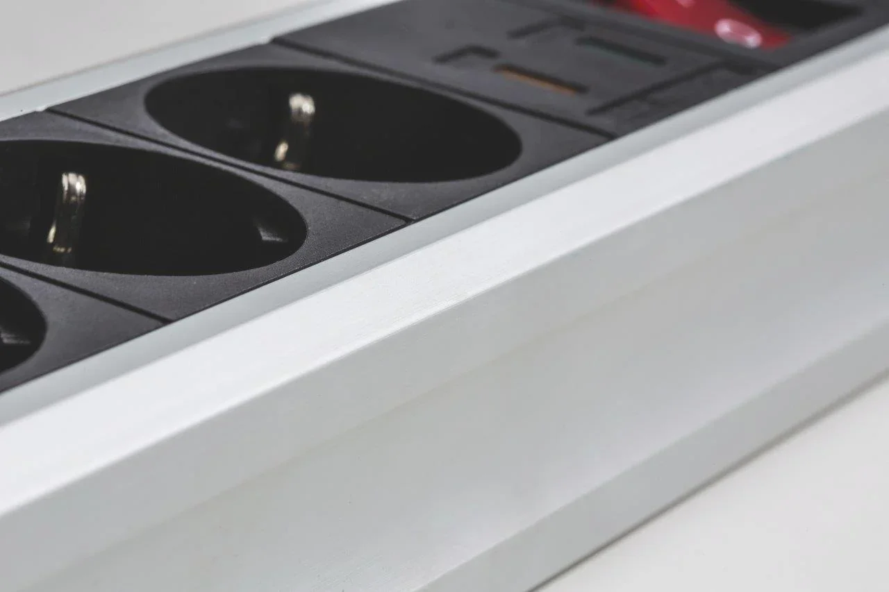 4-fach Aluminium-Steckdosenleiste mit Überspannungsschutz und Schalter - 0