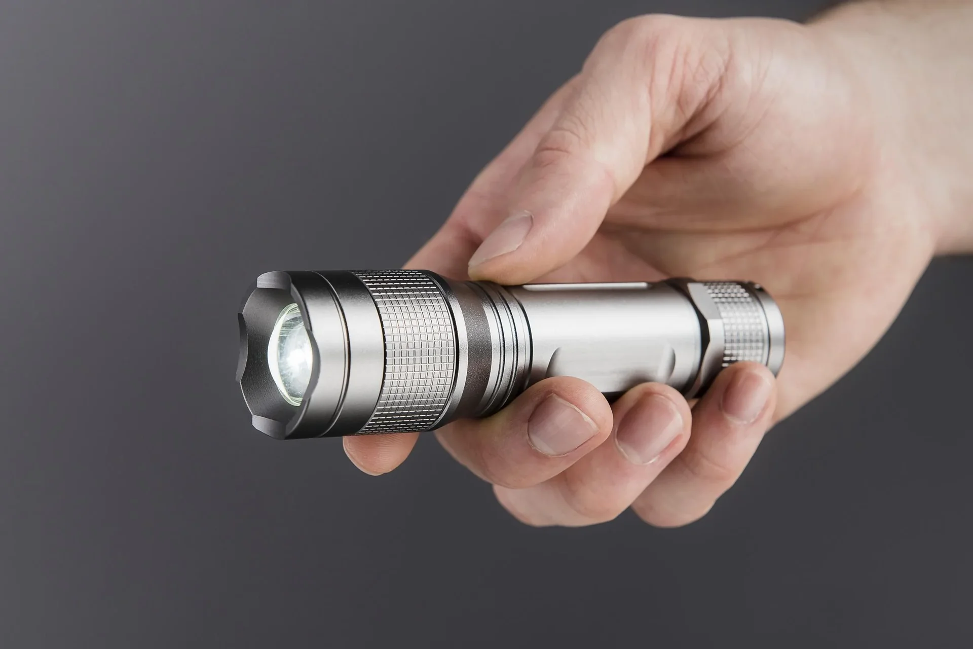 Aluminium Taschenlampe mit Zoom, 5 W Cree LED, spritzwassergeschützt nach IPX4 - 2