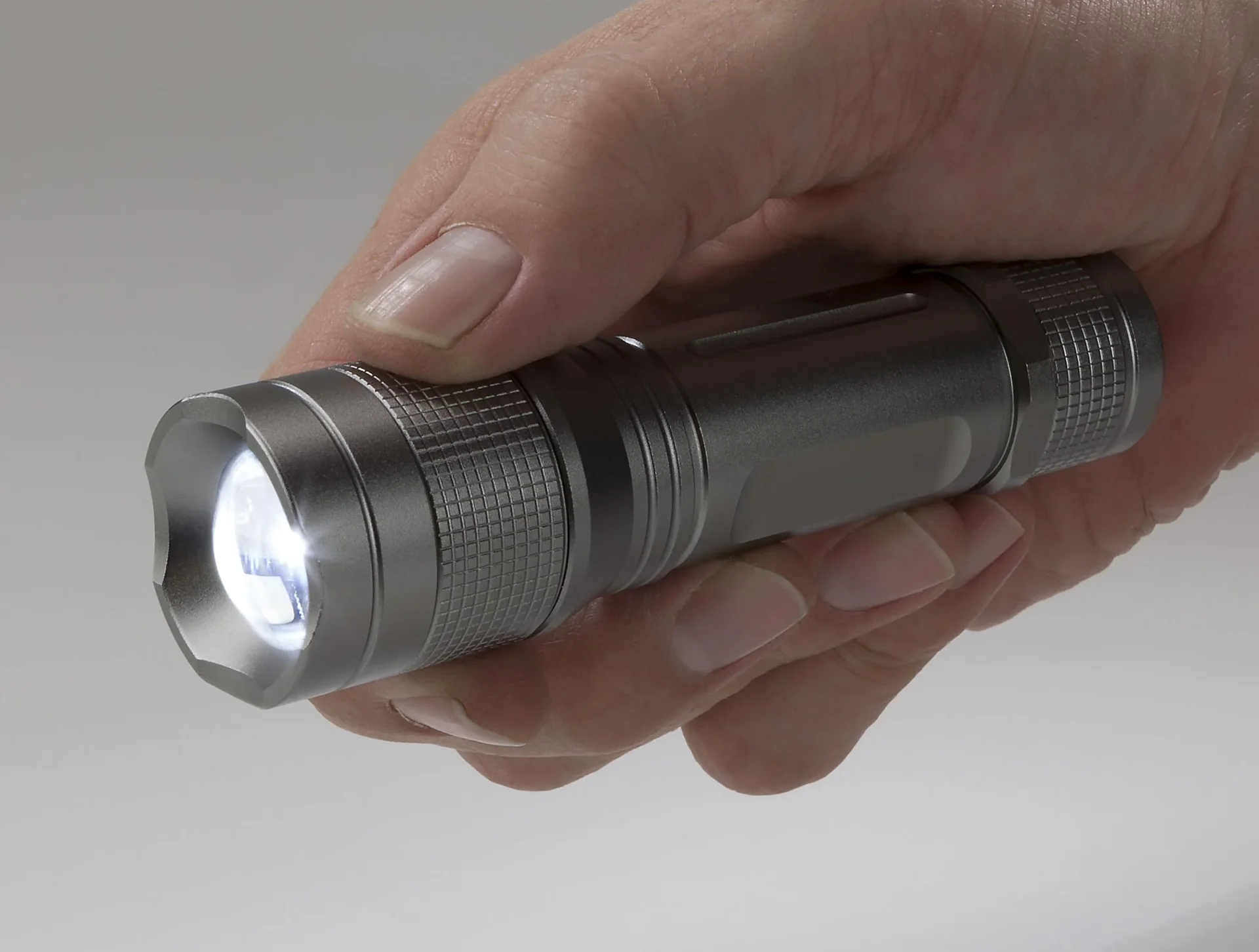 Aluminium Taschenlampe mit Zoom, 5 W Cree LED, spritzwassergeschützt nach IPX4 - 3