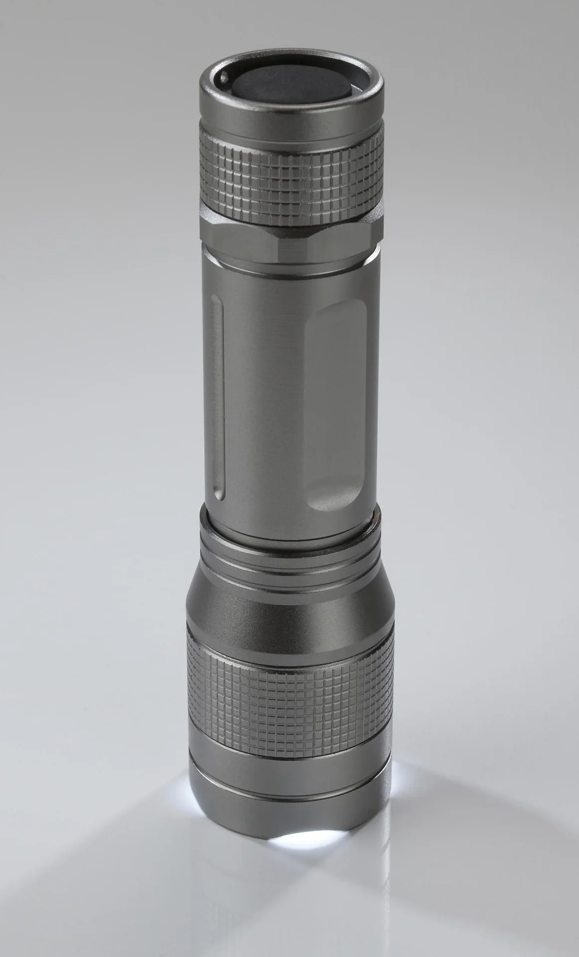 Aluminium Taschenlampe mit Zoom, 5 W Cree LED, spritzwassergeschützt nach IPX4 - 4