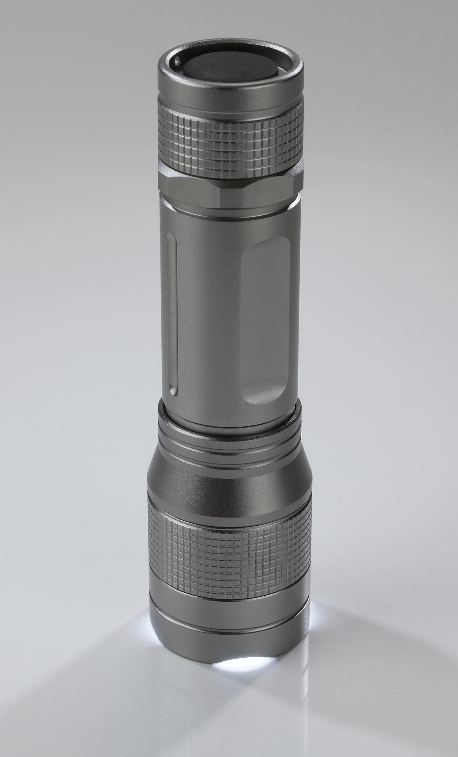Aluminium Taschenlampe mit Zoom, 5 W Cree LED, spritzwassergeschützt nach IPX4 - 4